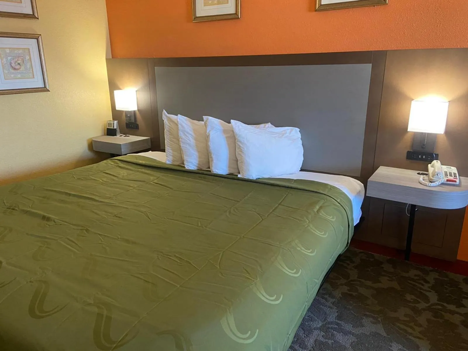 Bed in Quality Inn & Suites Galveston - Beachfront