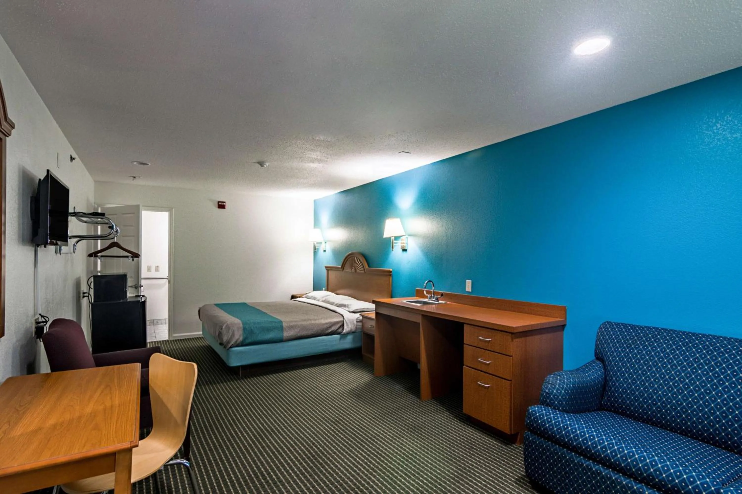 Photo of the whole room, Bed in Motel 6-Azle, TX