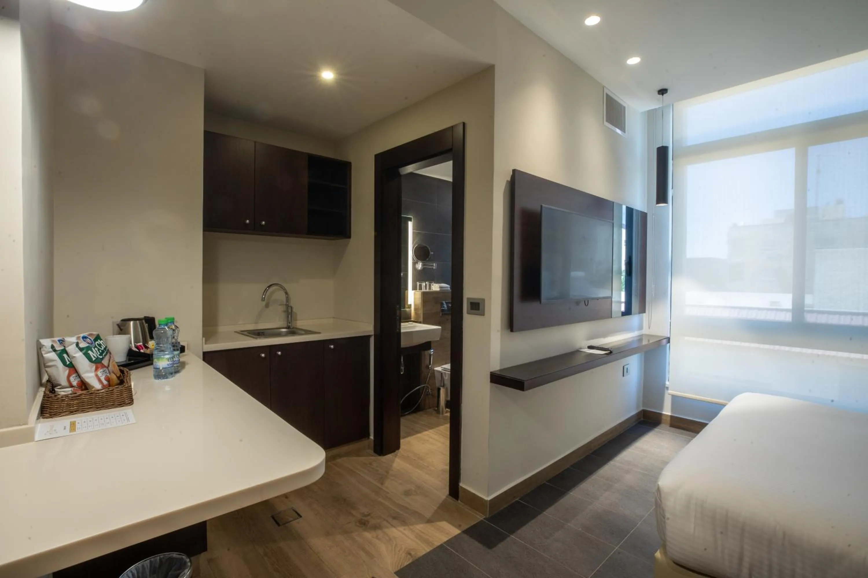 Communal lounge/ TV room, Bed in The Compass Hotel