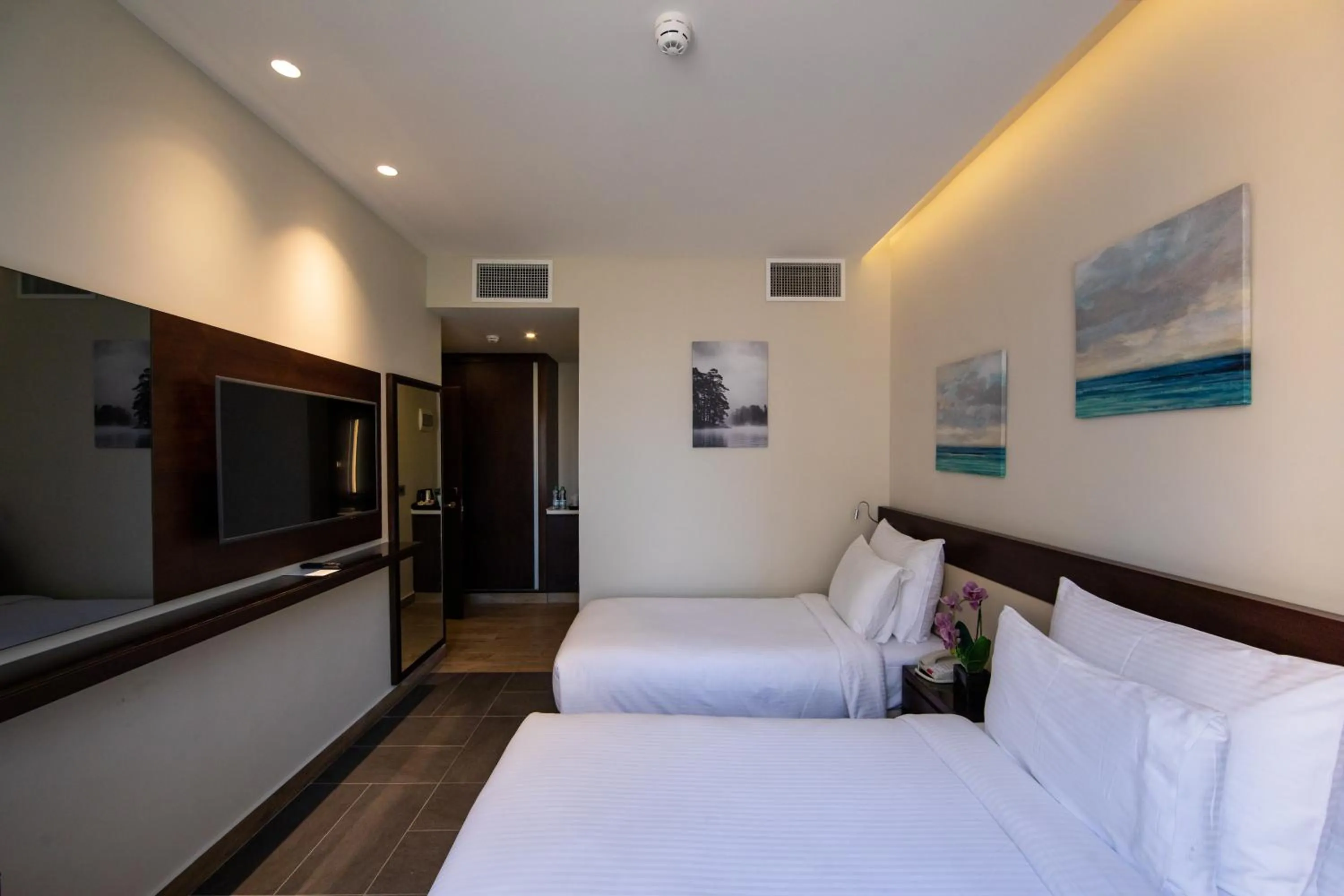 Communal lounge/ TV room, Bed in The Compass Hotel