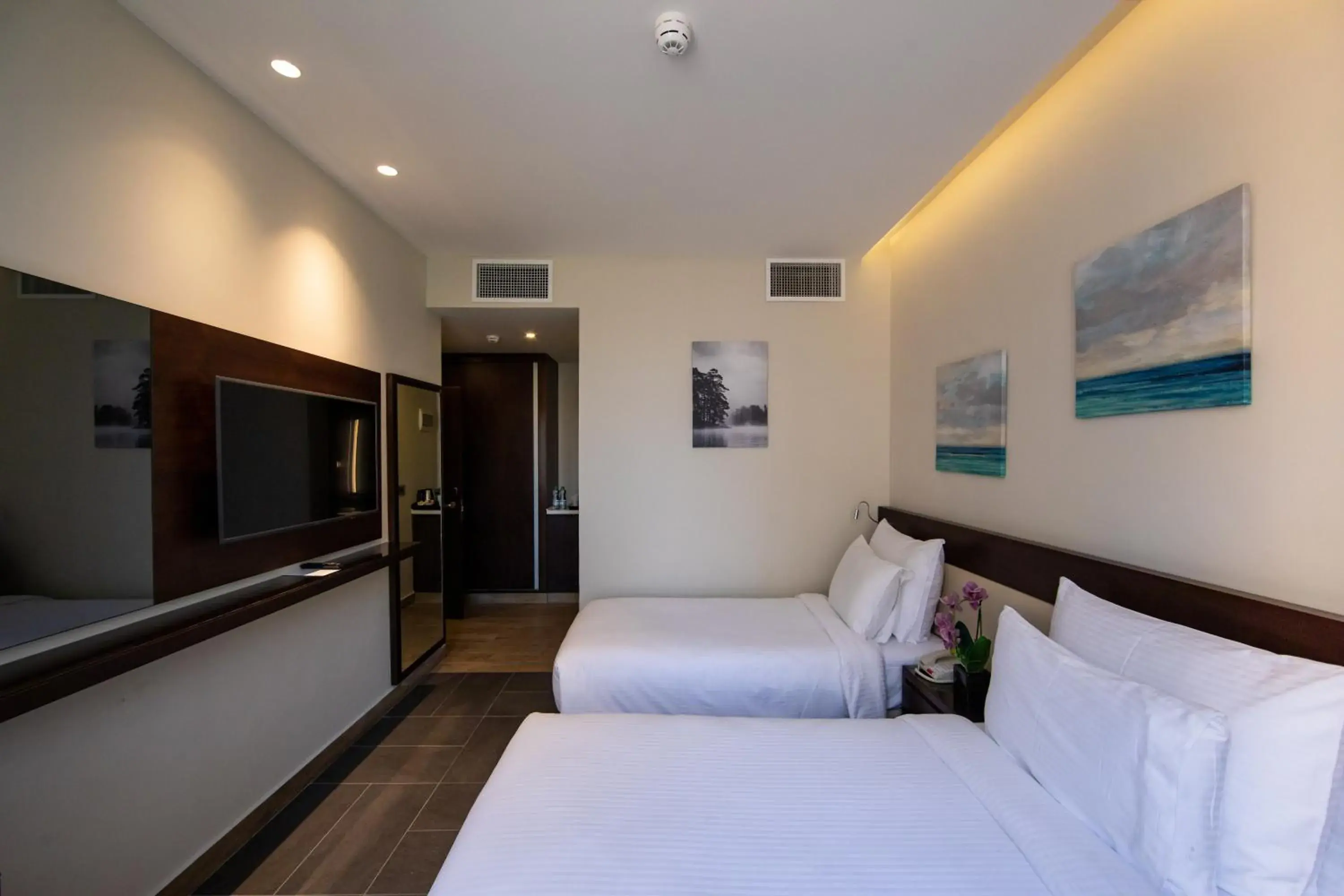 Communal lounge/ TV room, Bed in The Compass Hotel Communal lounge/ TV room, Bed in The Compass Hotel