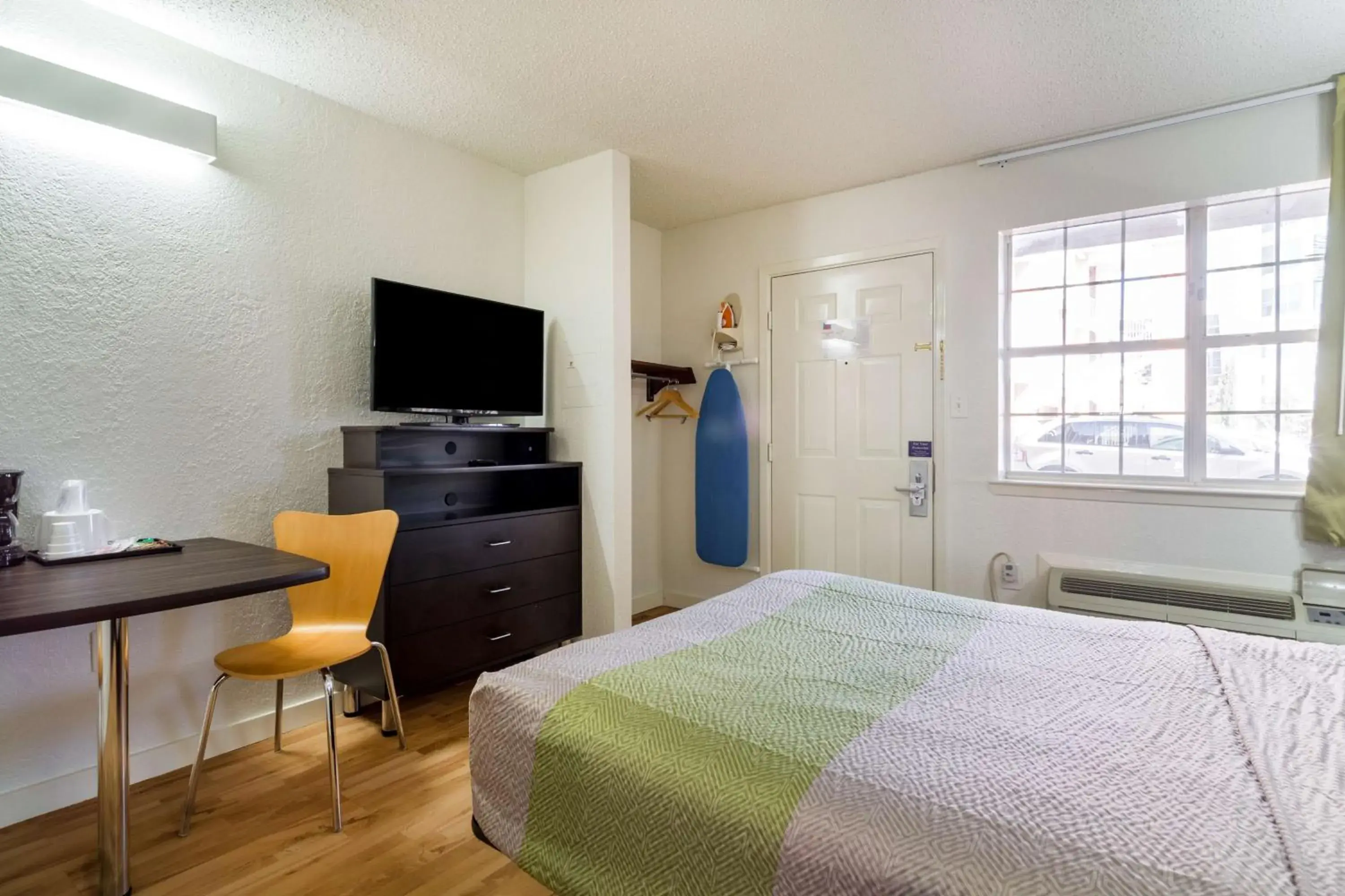 Photo of the whole room, Bed in Studio 6-Plano, TX - Dallas - Plano Medical Center Photo of the whole room, Bed in Studio 6-Plano, TX - Dallas - Plano Medical Center