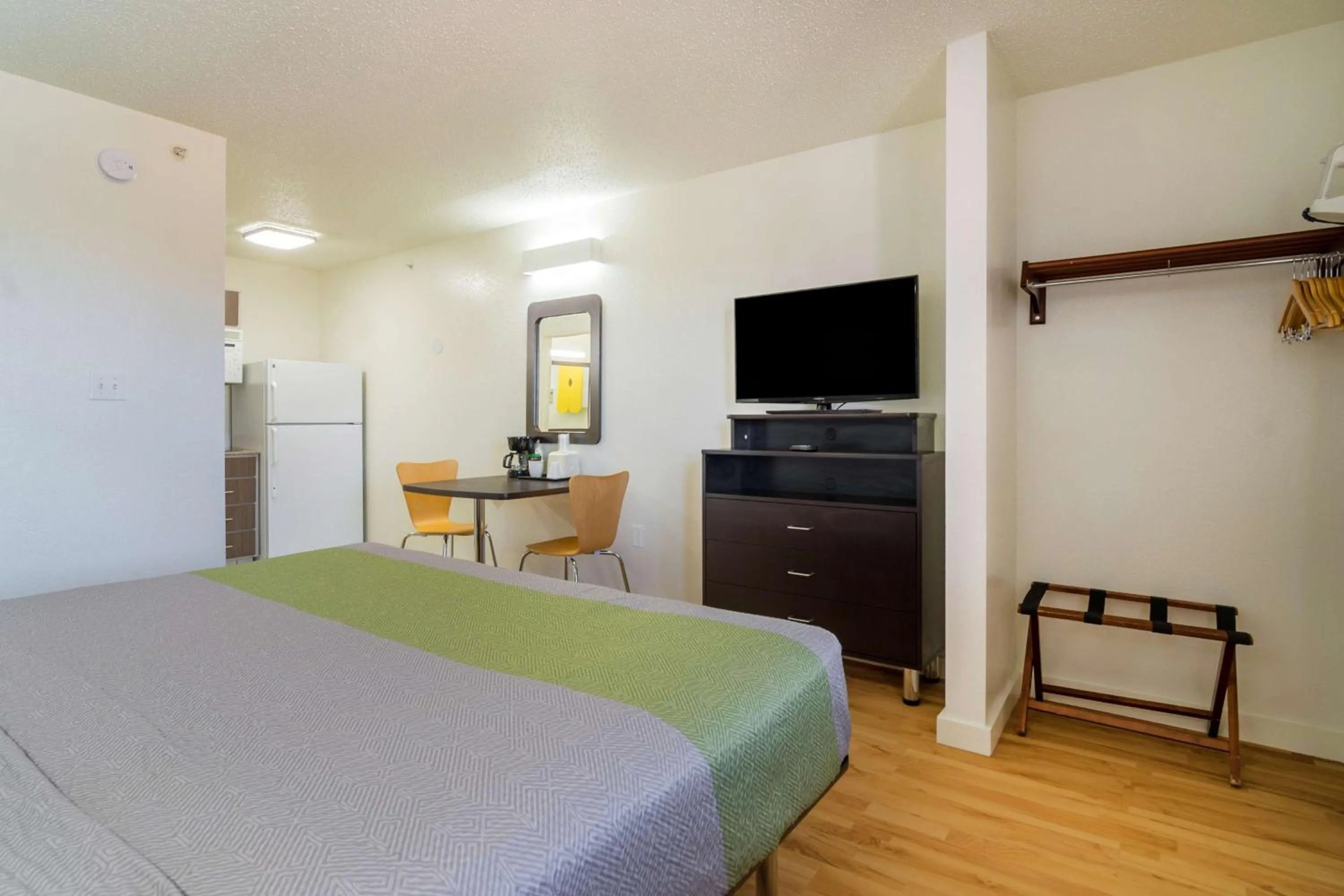 Photo of the whole room, Bed in Studio 6-Plano, TX - Dallas - Plano Medical Center