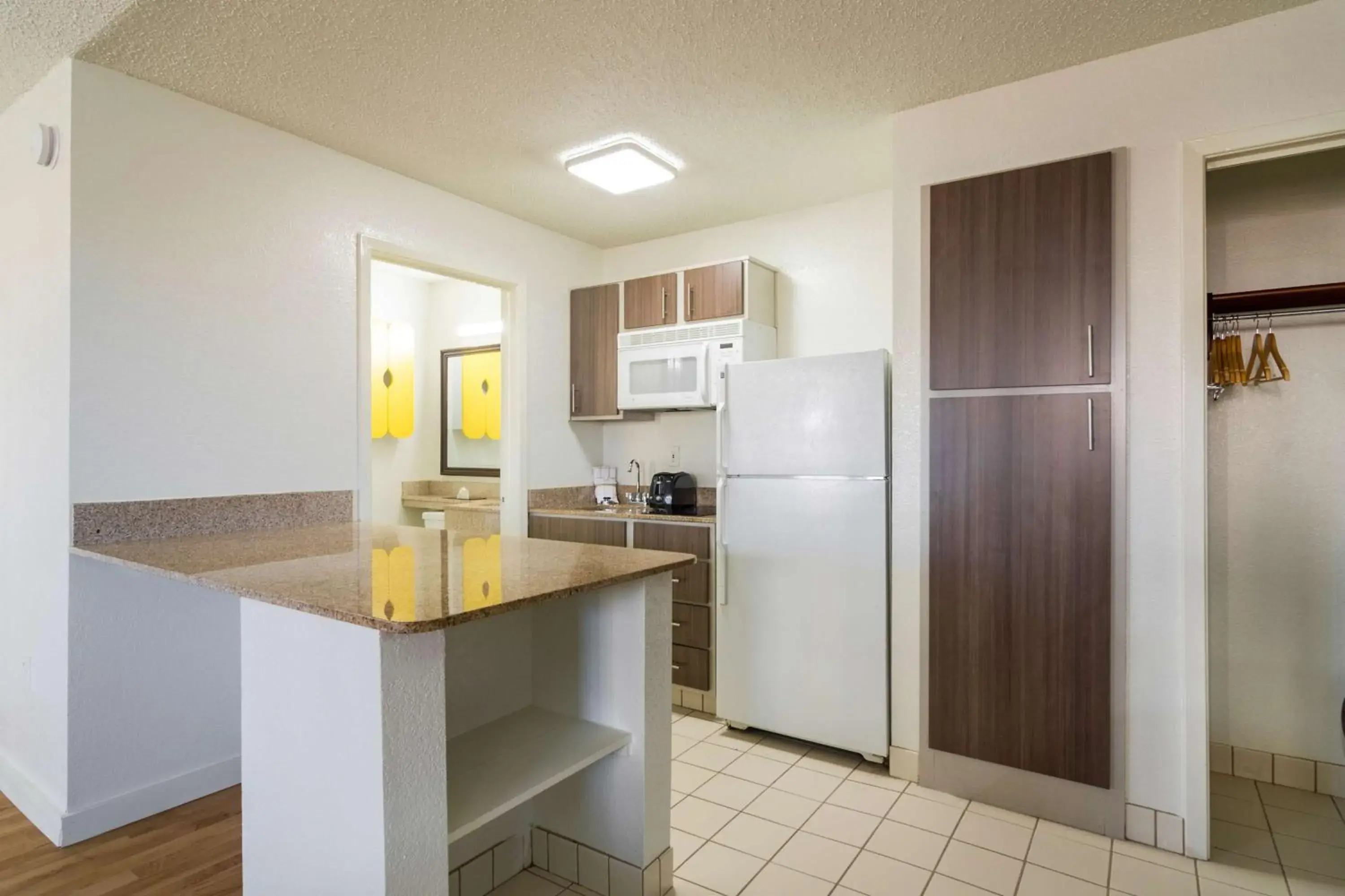 Deluxe King Room - single occupancy - Smoking in Studio 6-Plano, TX - Dallas - Plano Medical Center Deluxe King Room - single occupancy - Smoking in Studio 6-Plano, TX - Dallas - Plano Medical Center