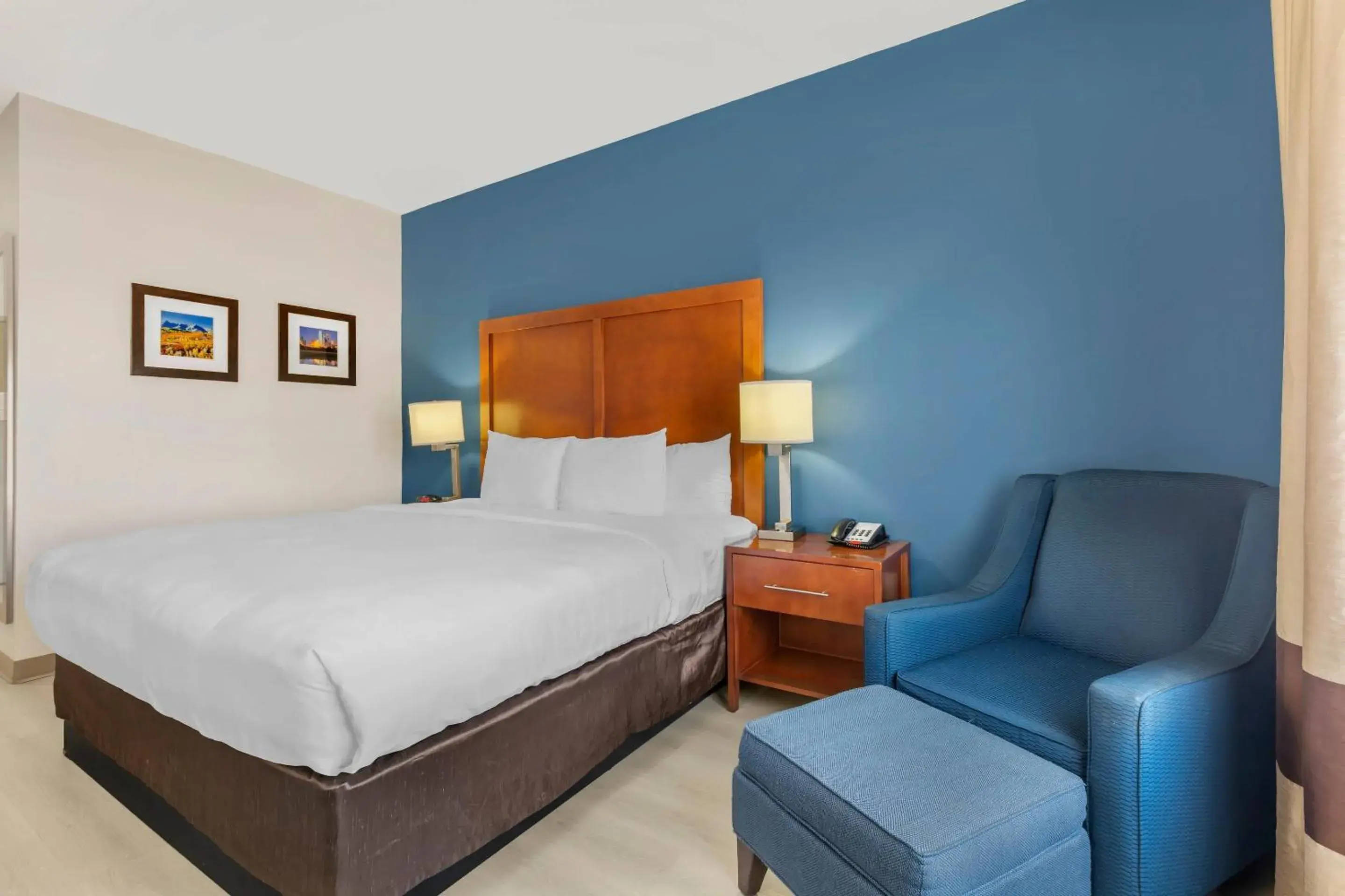 Bedroom, Bed in Comfort Inn & Suites Red Oak - Dallas Area Bedroom, Bed in Comfort Inn & Suites Red Oak - Dallas Area