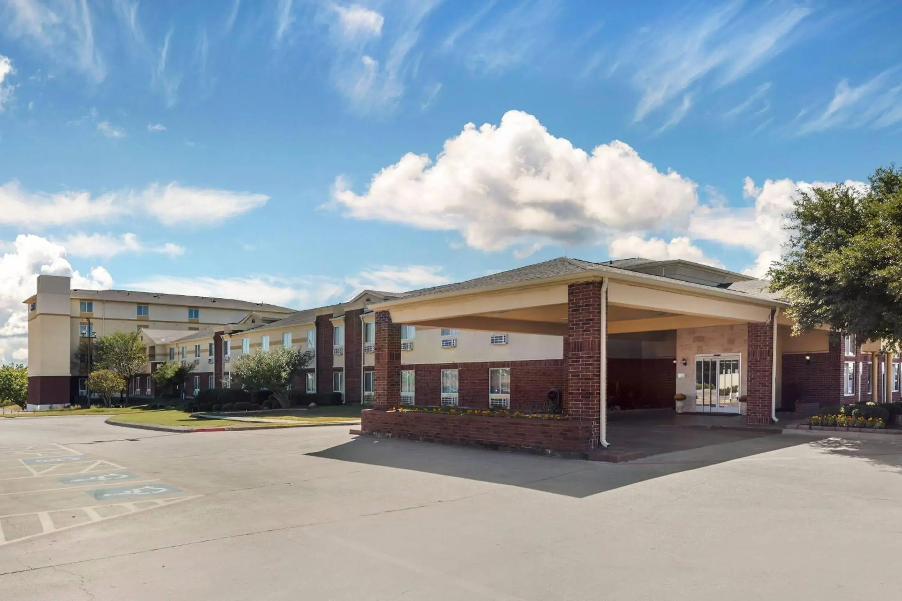 Property building in Comfort Inn & Suites Red Oak - Dallas Area Property building in Comfort Inn & Suites Red Oak - Dallas Area