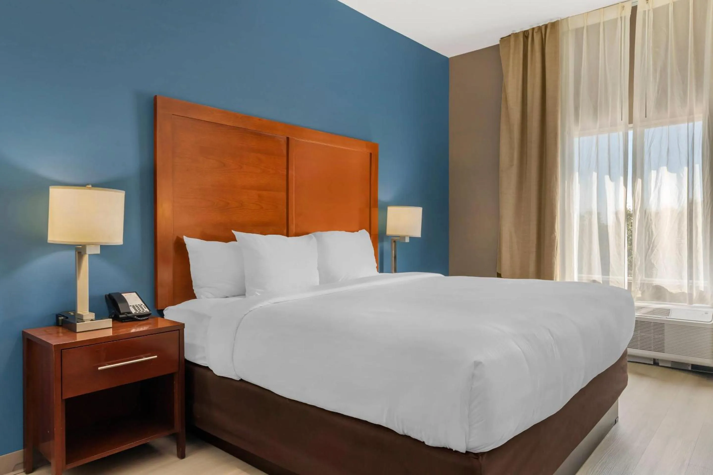 Bedroom, Bed in Comfort Inn & Suites Red Oak - Dallas Area