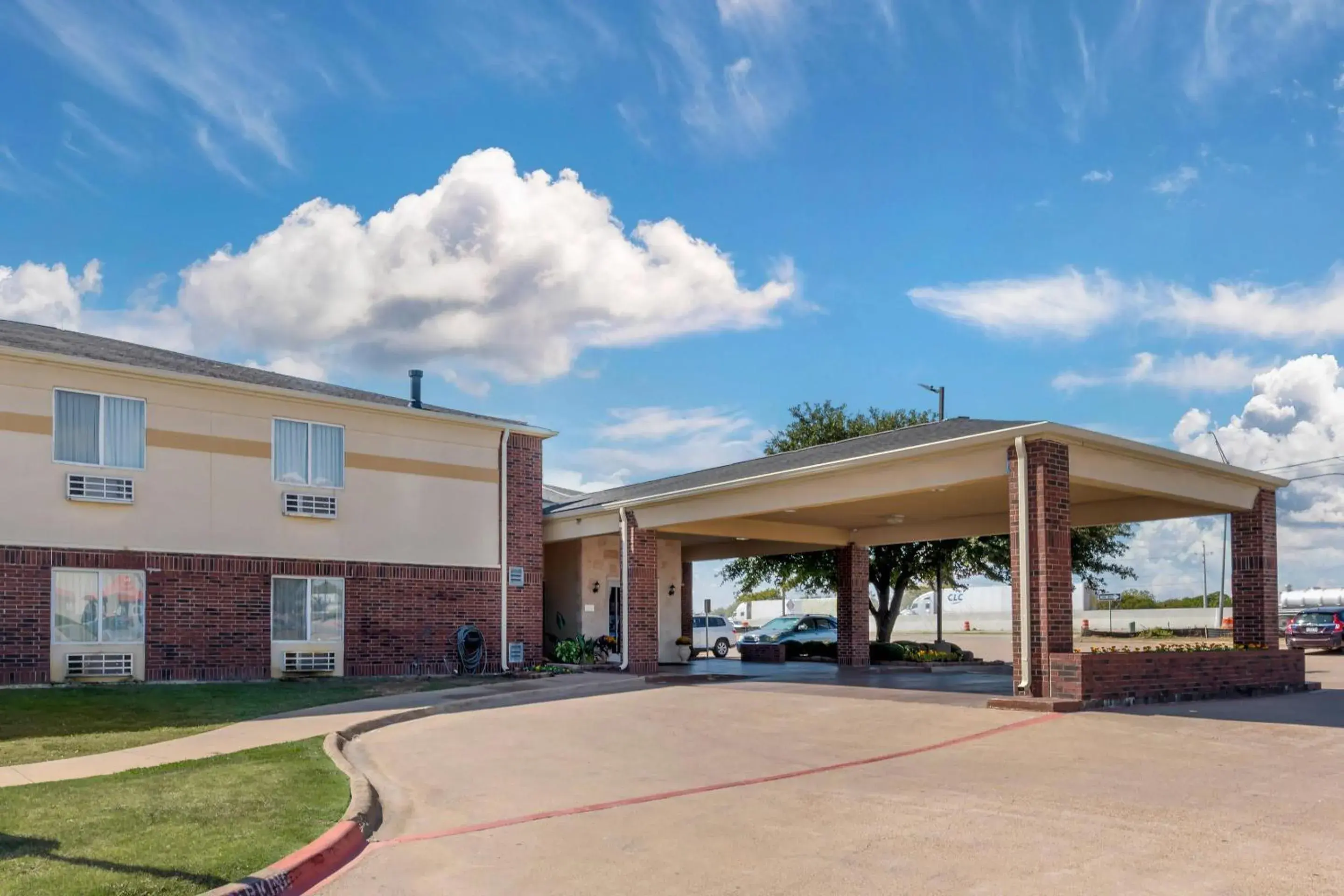 Property building in Comfort Inn & Suites Red Oak - Dallas Area Property building in Comfort Inn & Suites Red Oak - Dallas Area