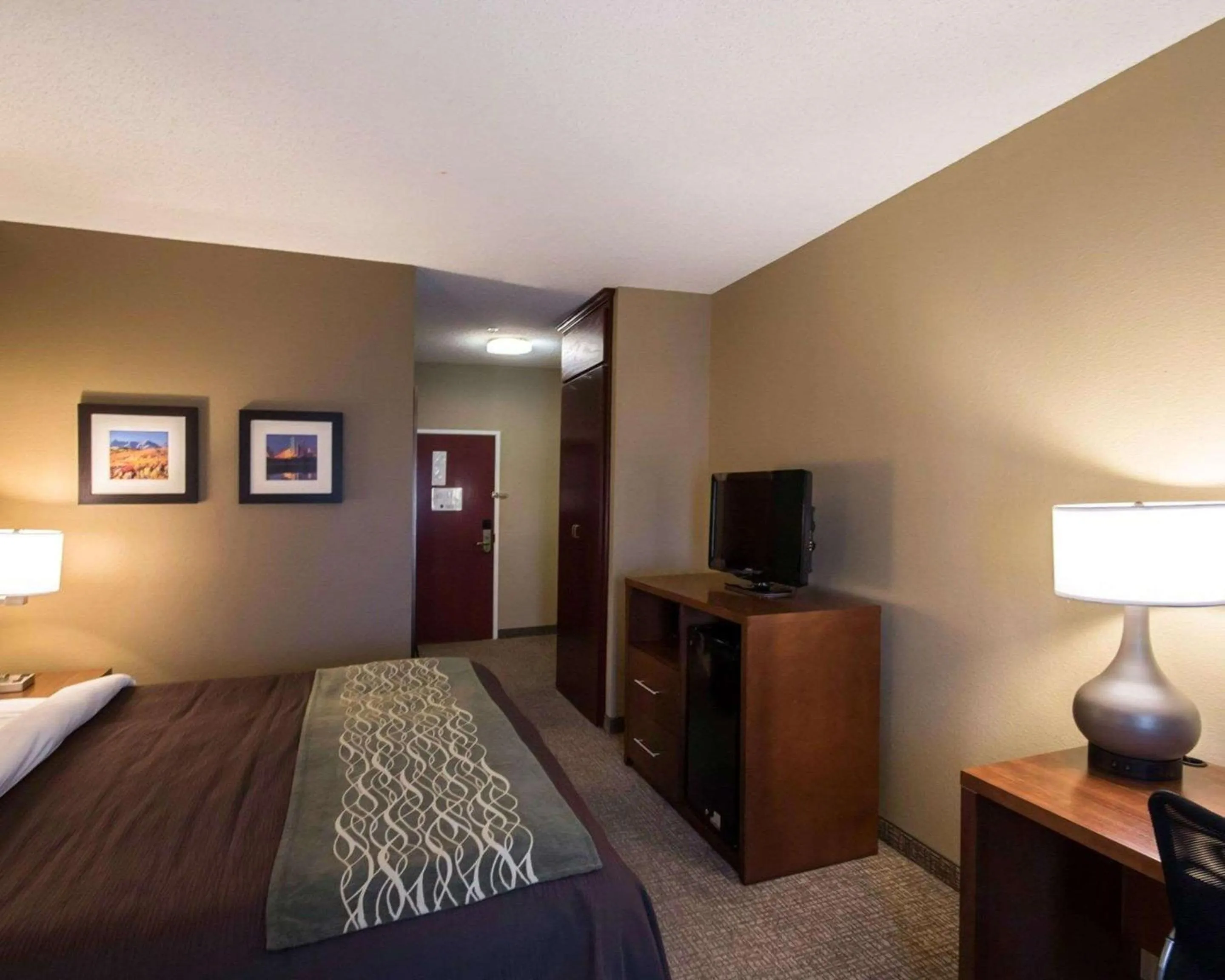 Photo of the whole room, Bed in Comfort Inn & Suites
