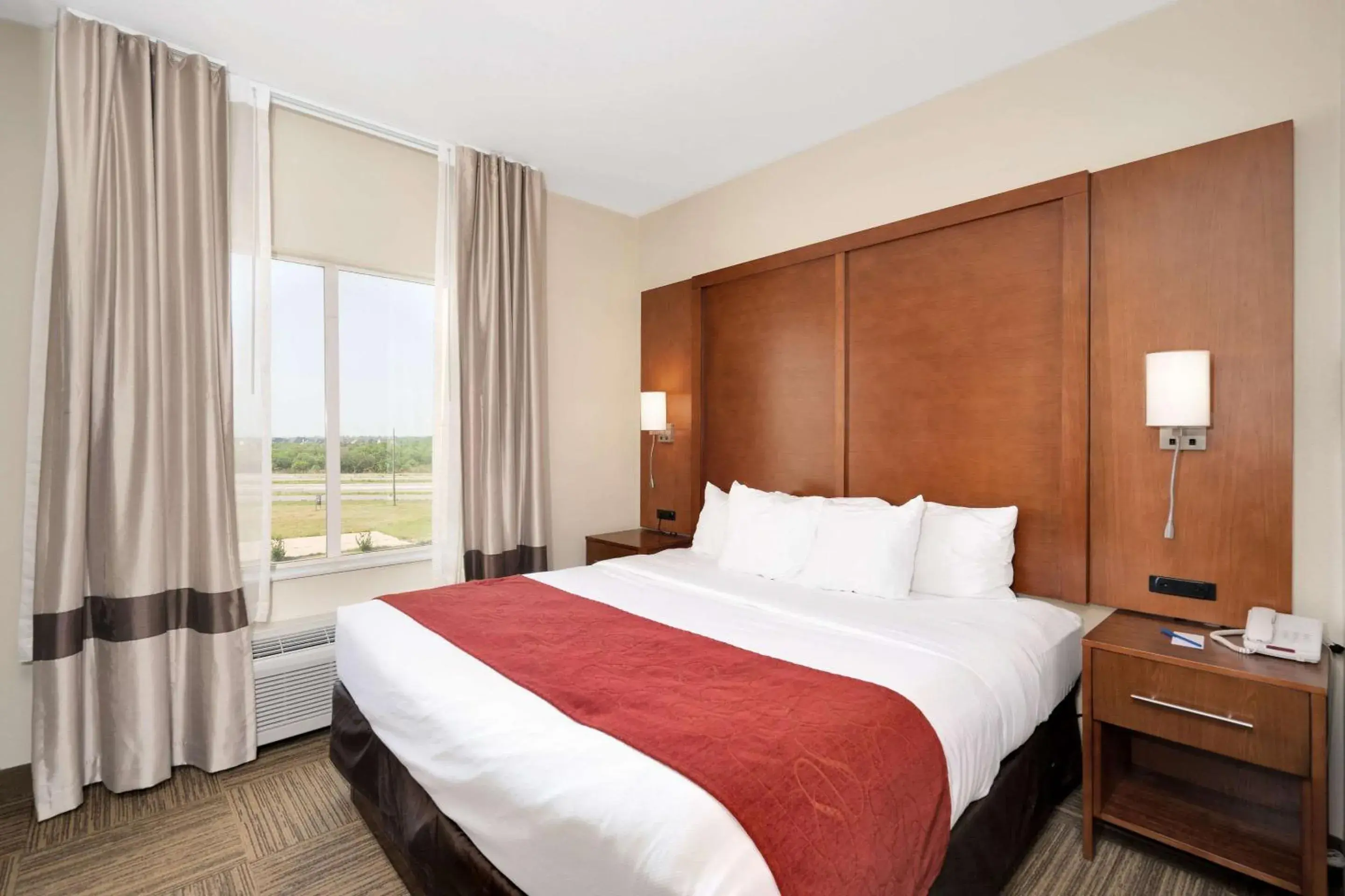 Bedroom, Bed in Comfort Suites University Bedroom, Bed in Comfort Suites University