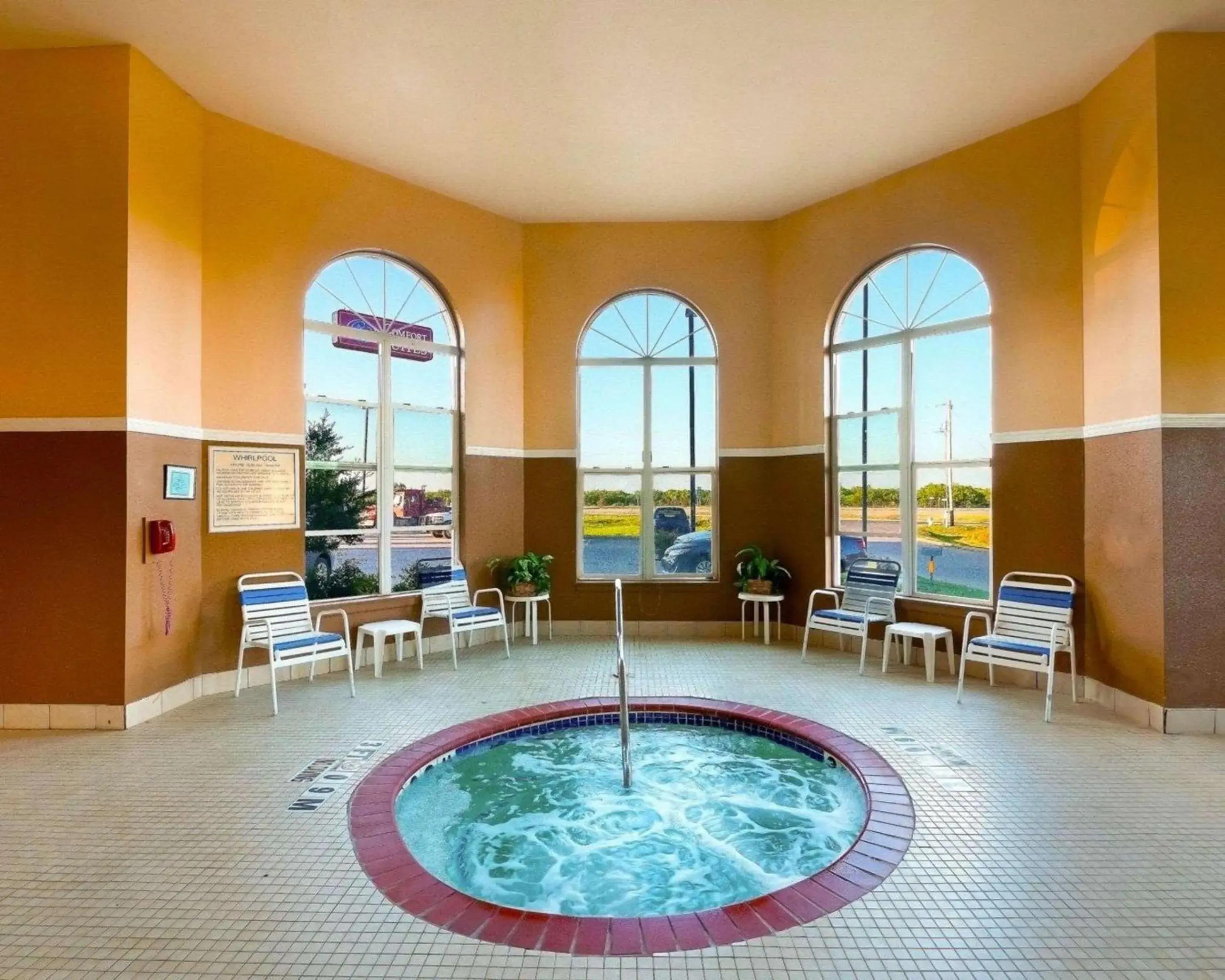 Swimming pool in Comfort Suites University Swimming pool in Comfort Suites University