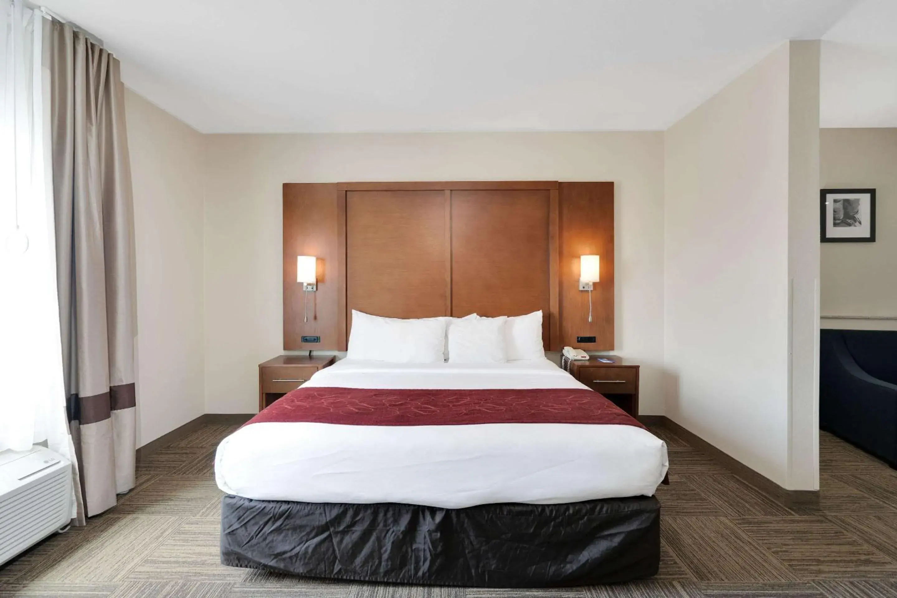 Bedroom, Bed in Comfort Suites University Bedroom, Bed in Comfort Suites University