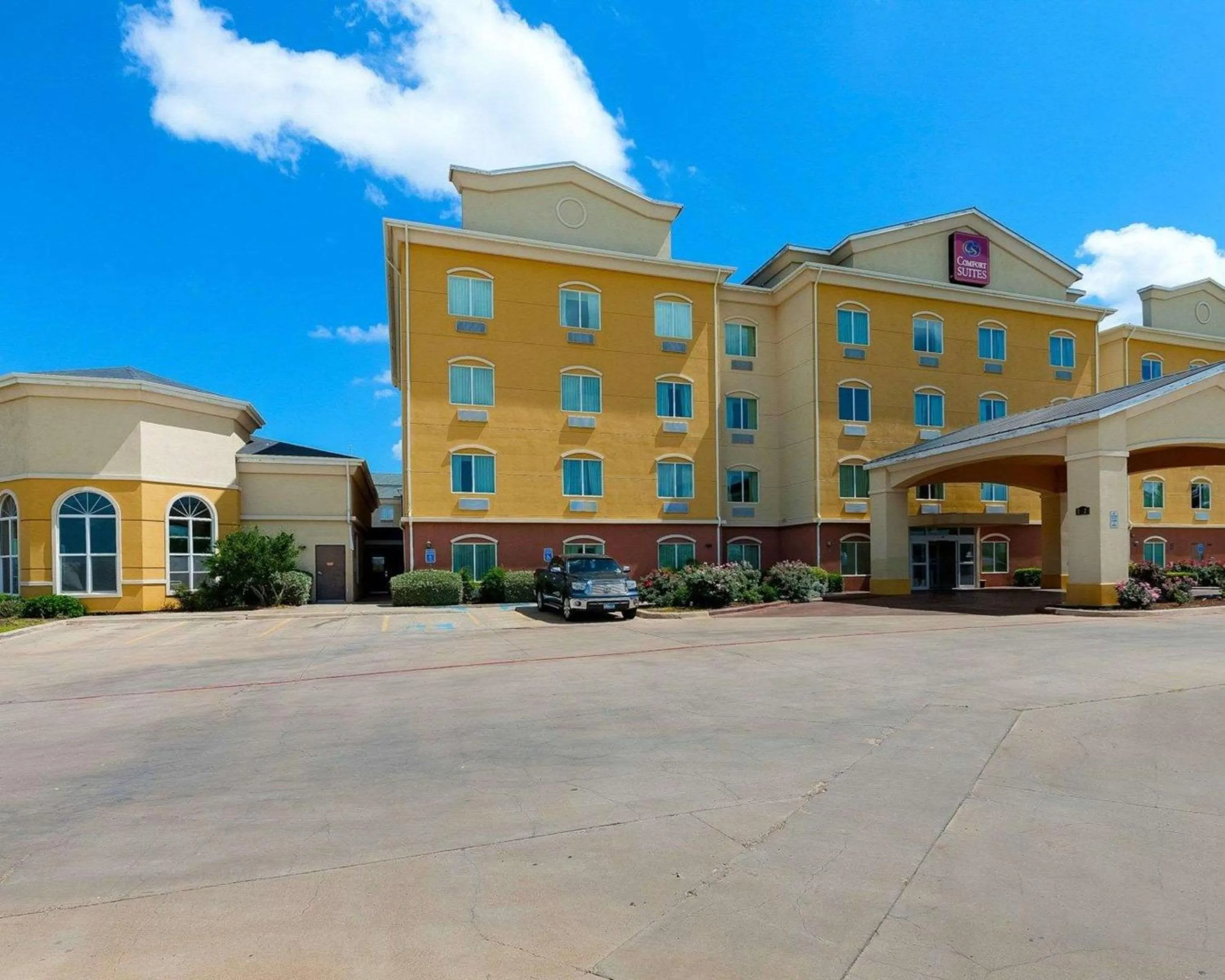 Property building in Comfort Suites University