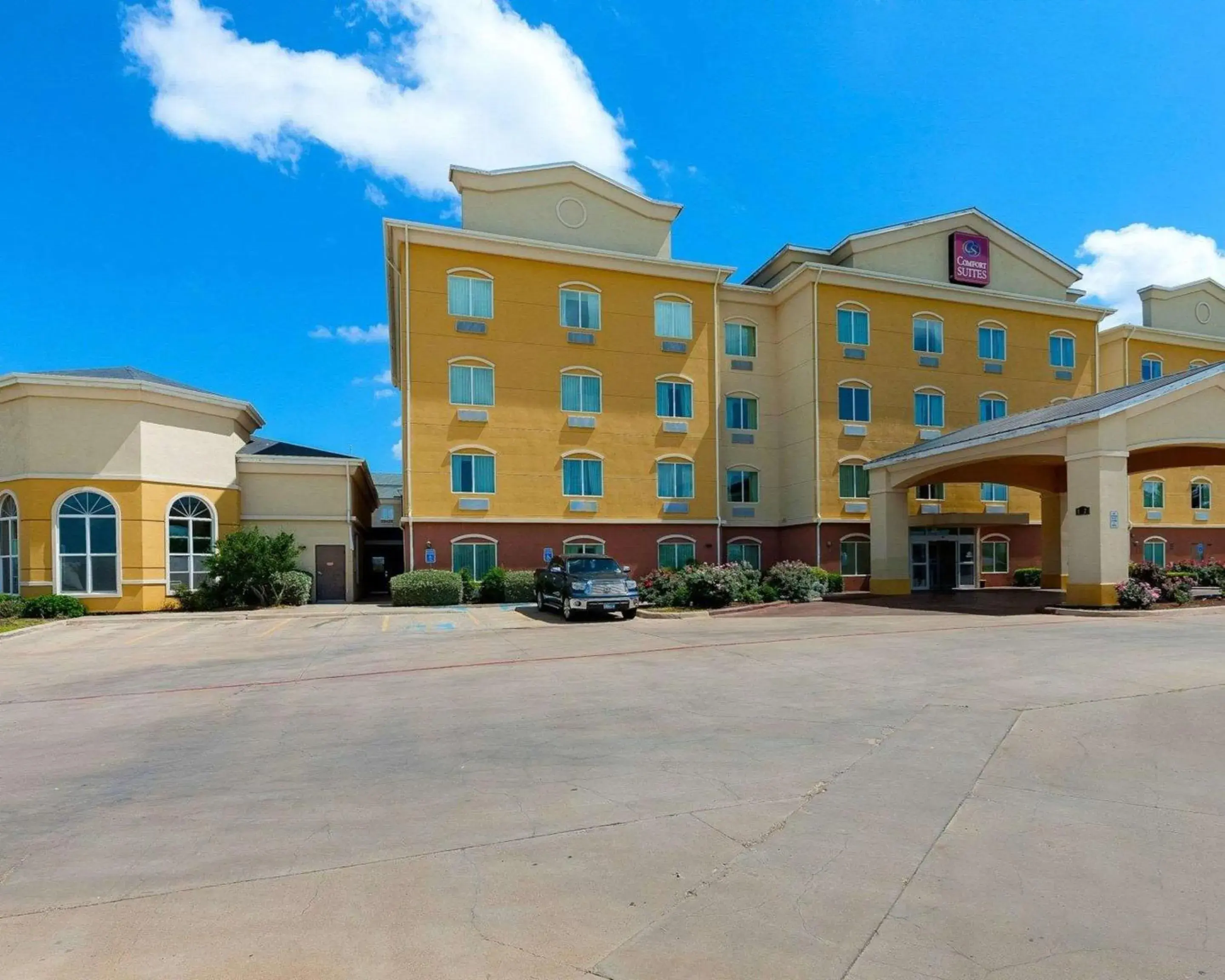 Property building in Comfort Suites University Property building in Comfort Suites University
