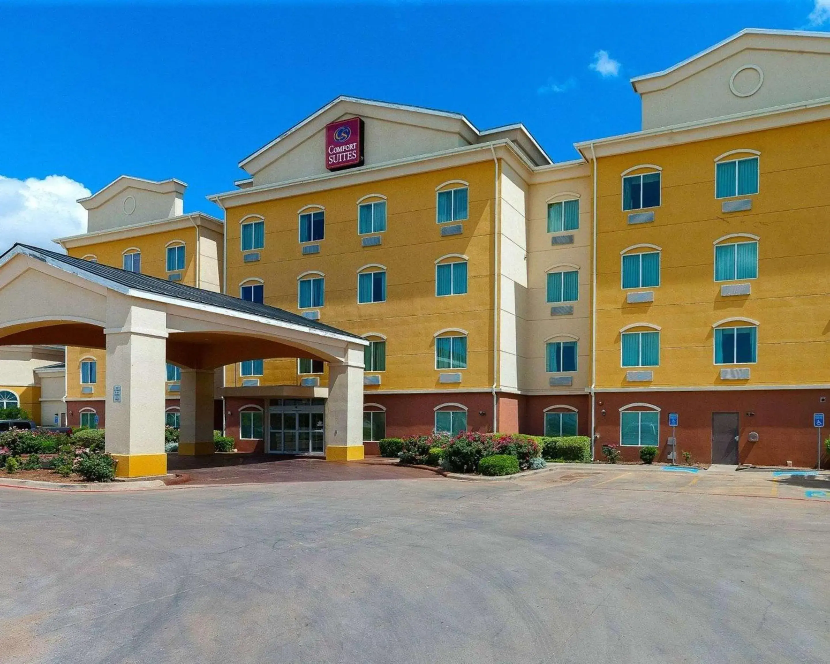 Property building in Comfort Suites University Property building in Comfort Suites University