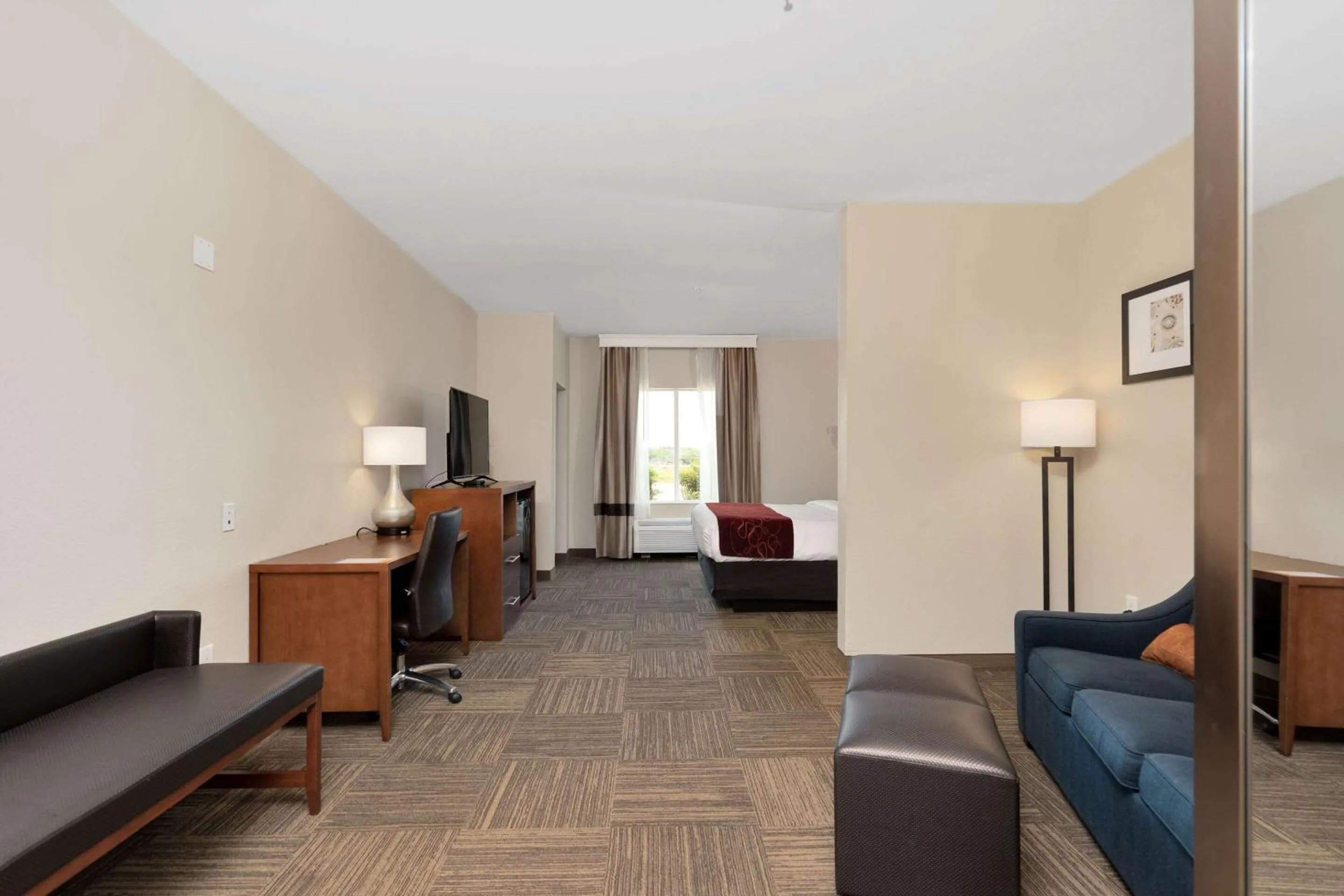 Bedroom, Bed in Comfort Suites University
