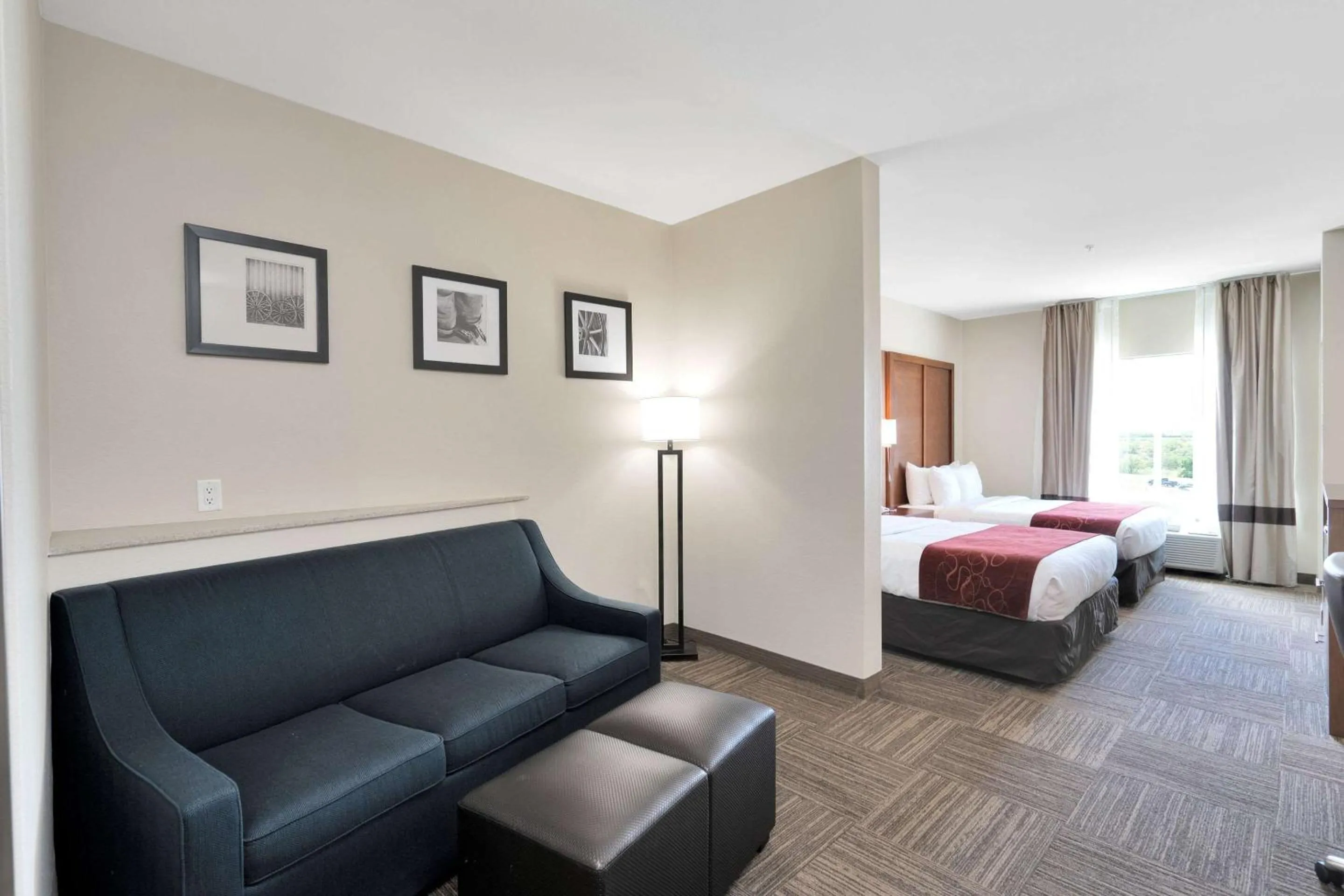Bedroom, Bed in Comfort Suites University