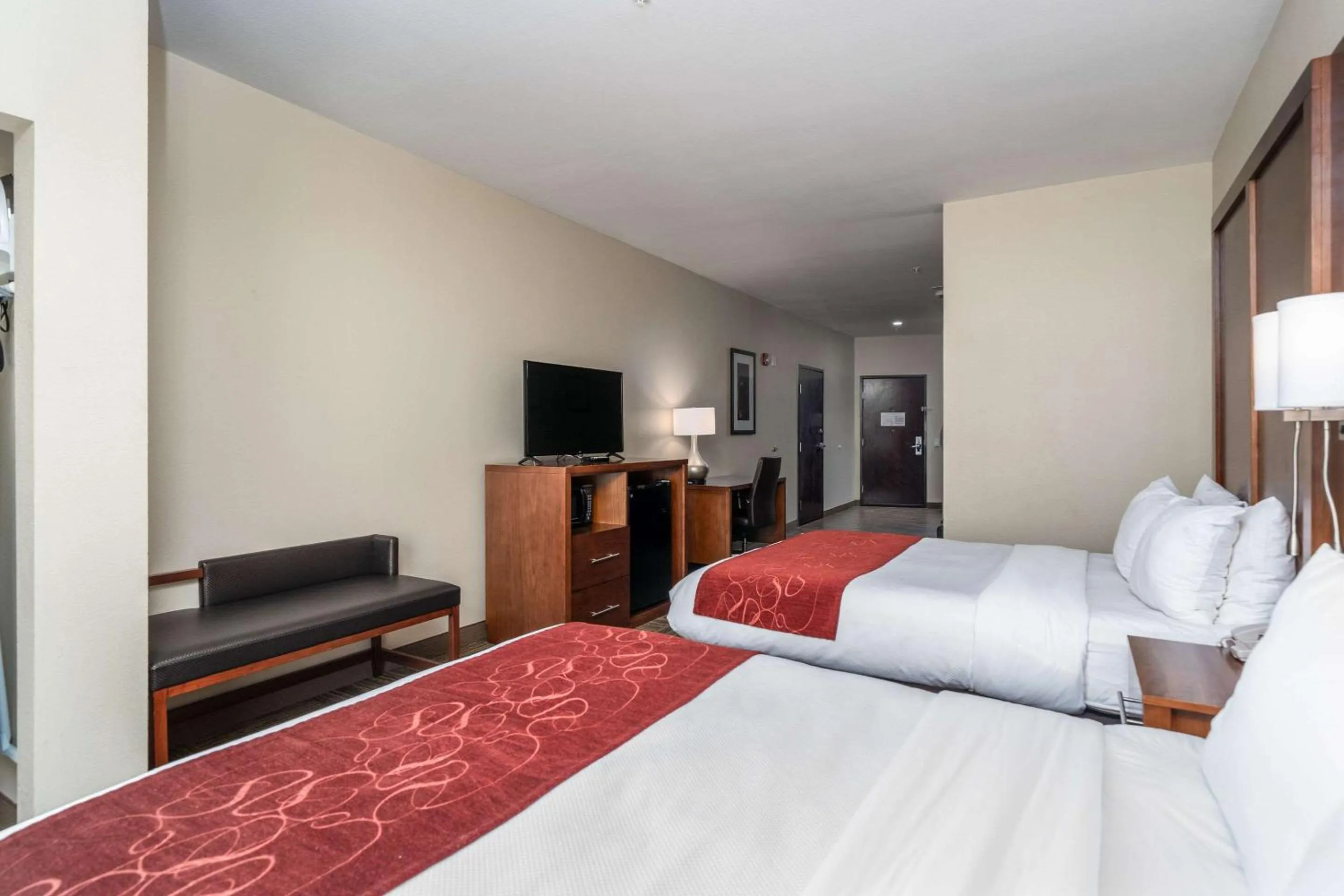 Bedroom, Bed in Comfort Suites University