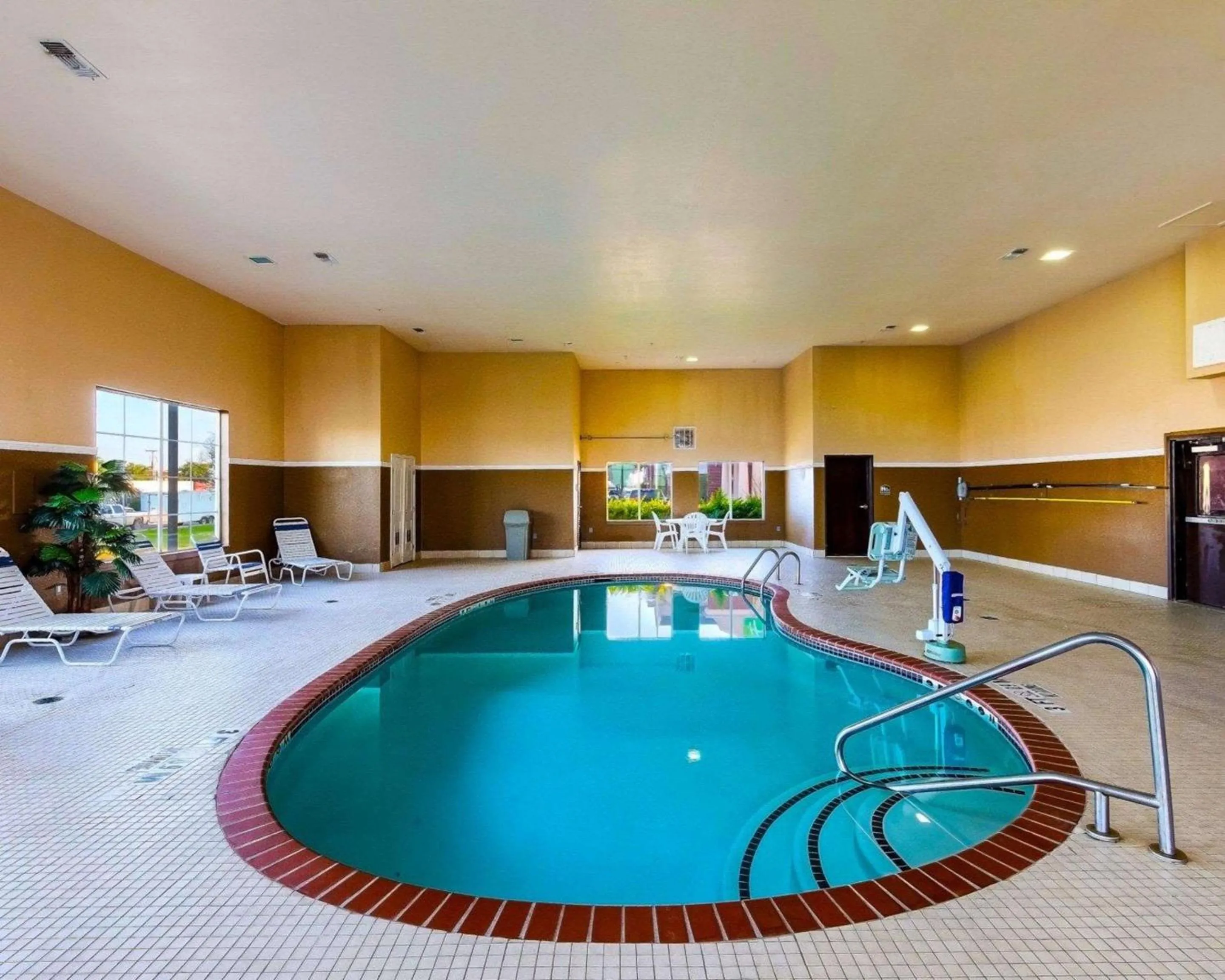 Swimming pool in Comfort Suites University