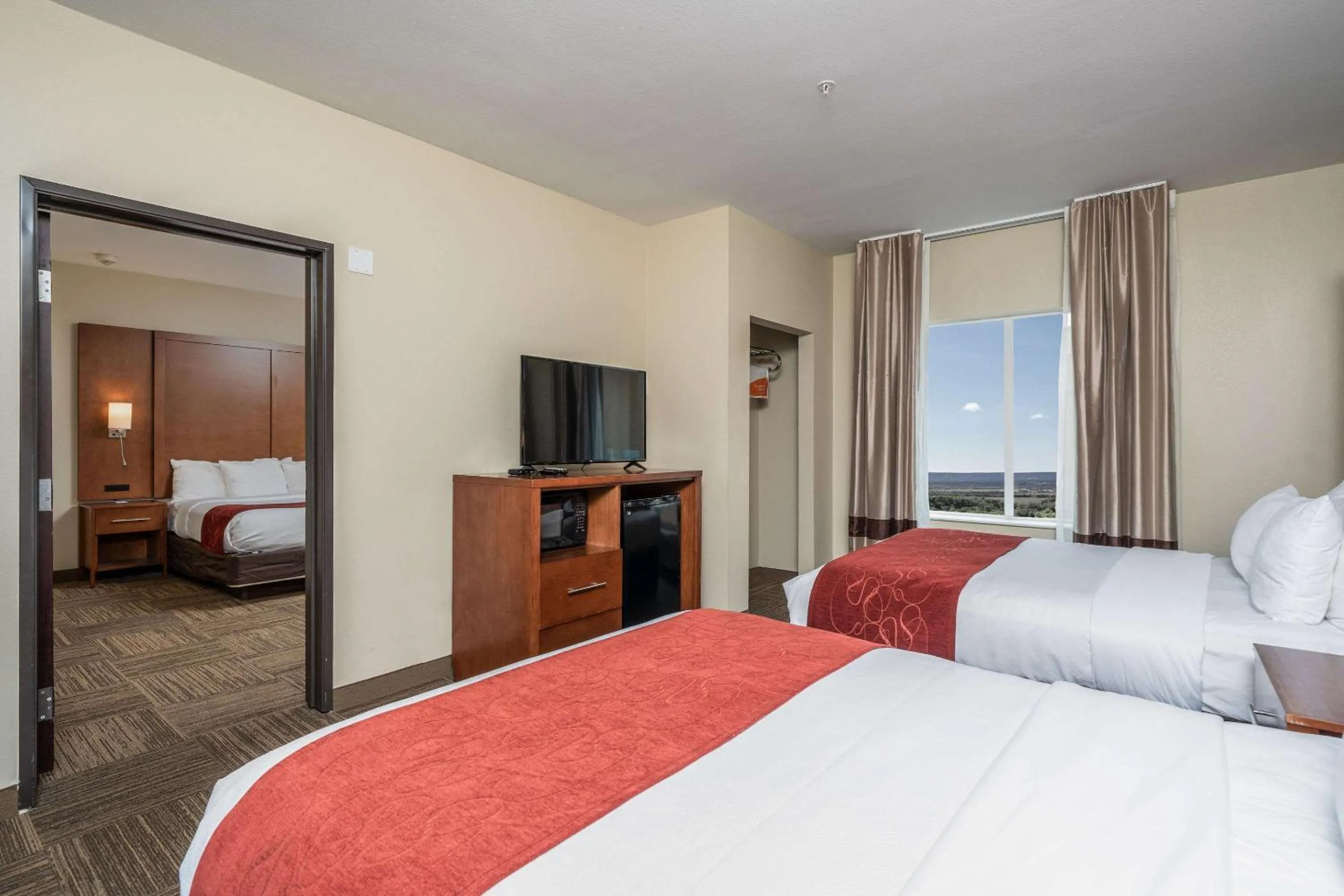 Bedroom, Bed in Comfort Suites University