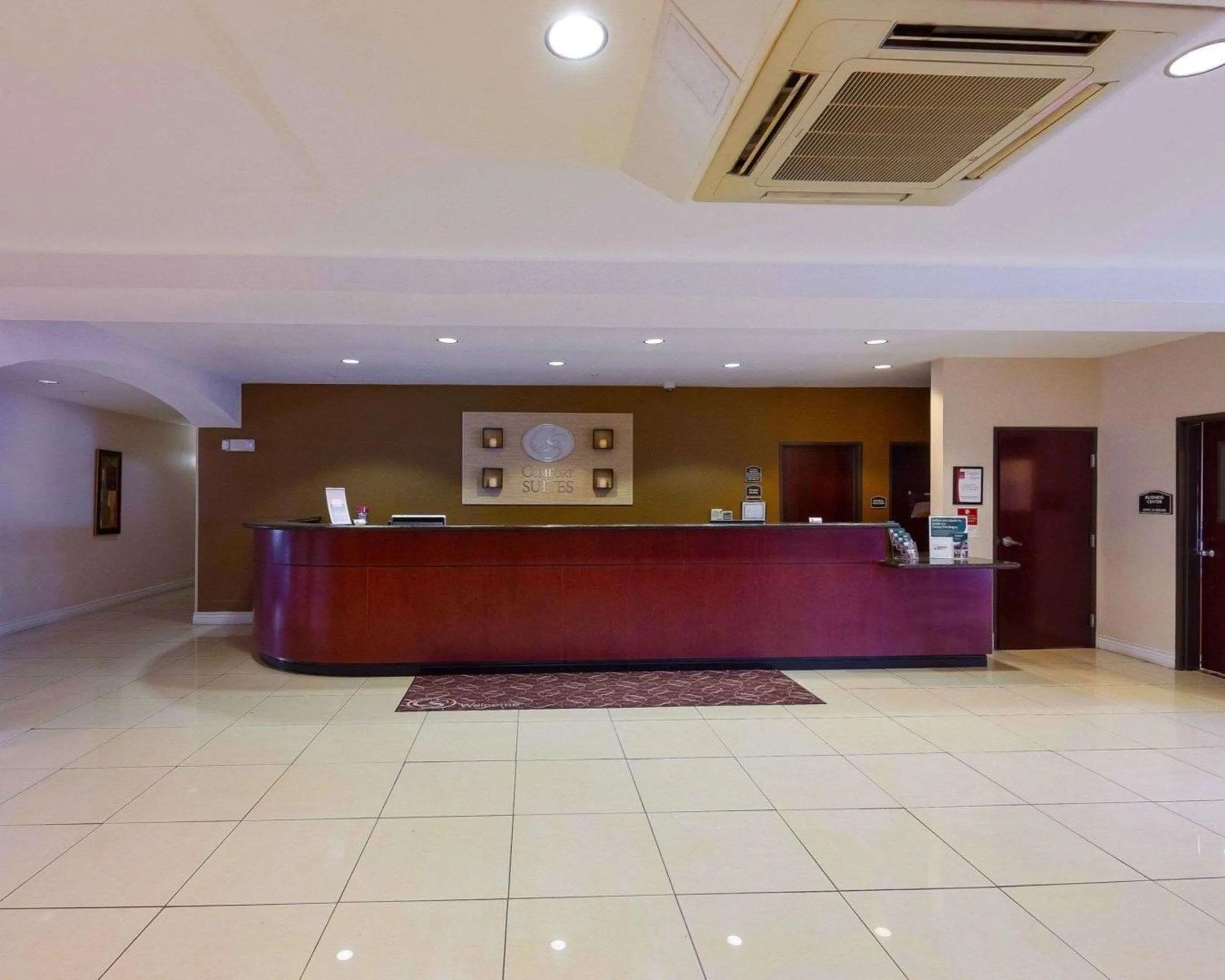 Lobby or reception in Comfort Suites University