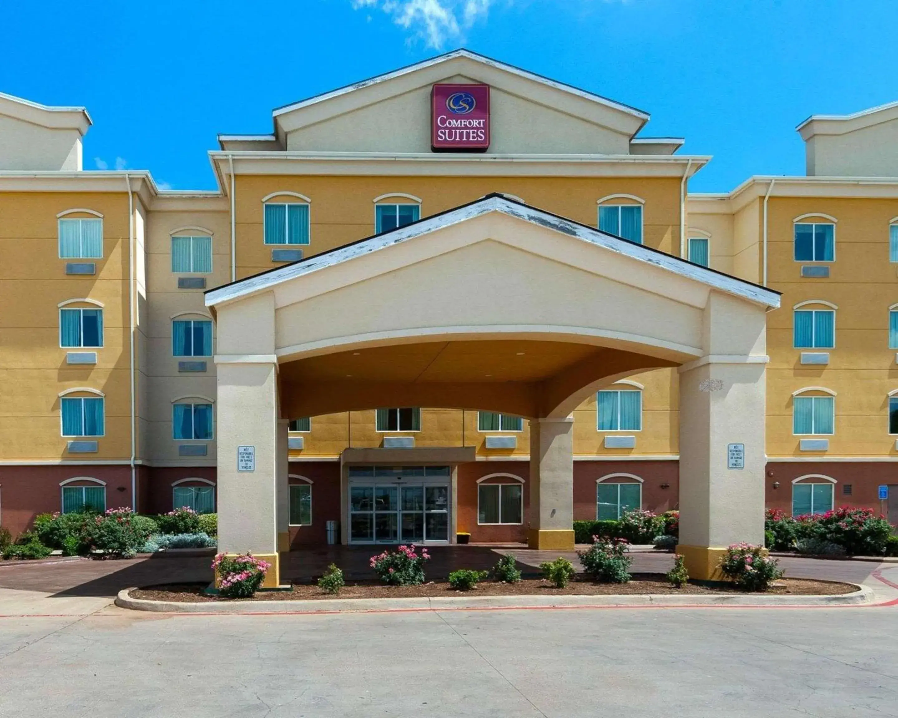 Property building in Comfort Suites University Property building in Comfort Suites University
