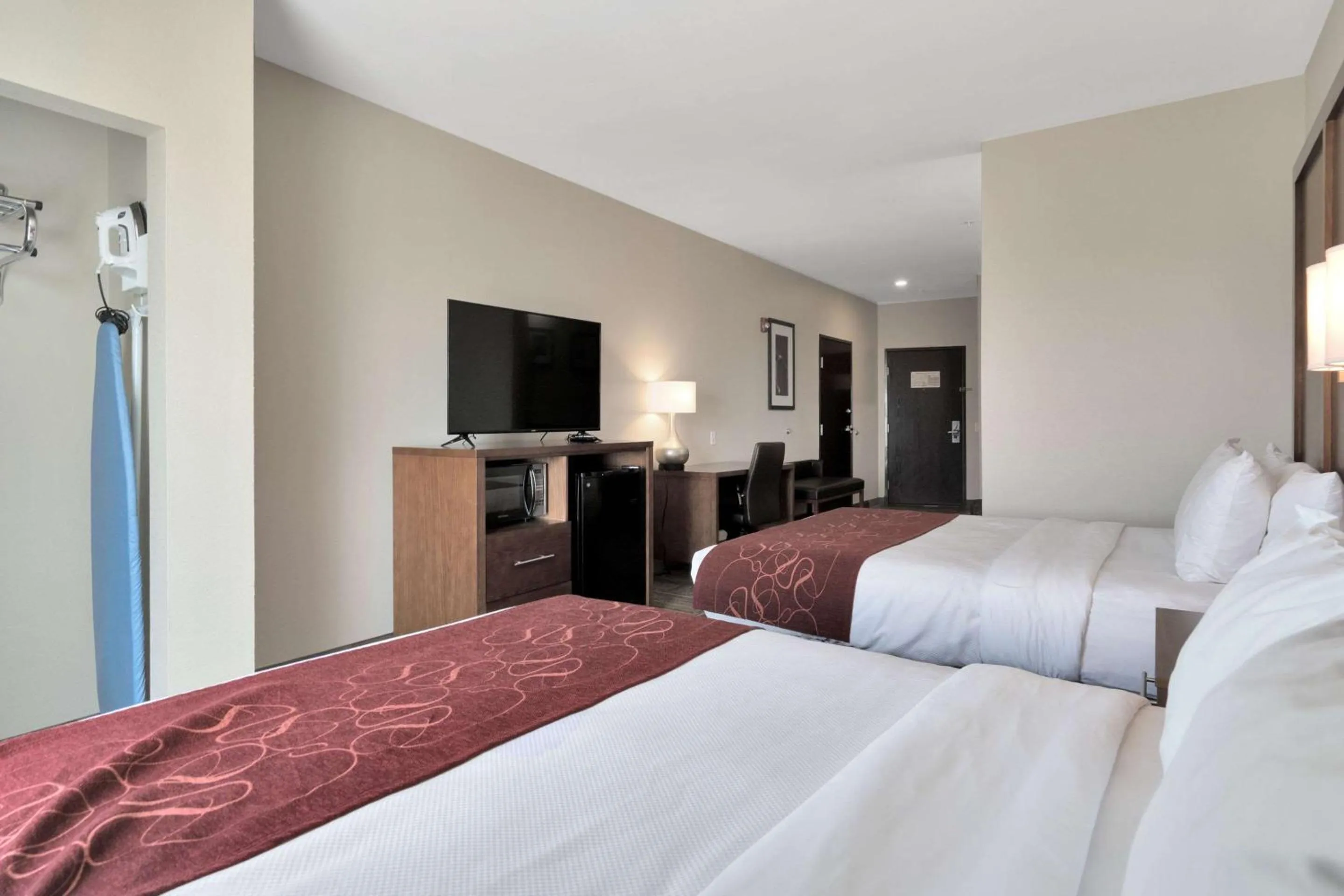 Bedroom, Bed in Comfort Suites University