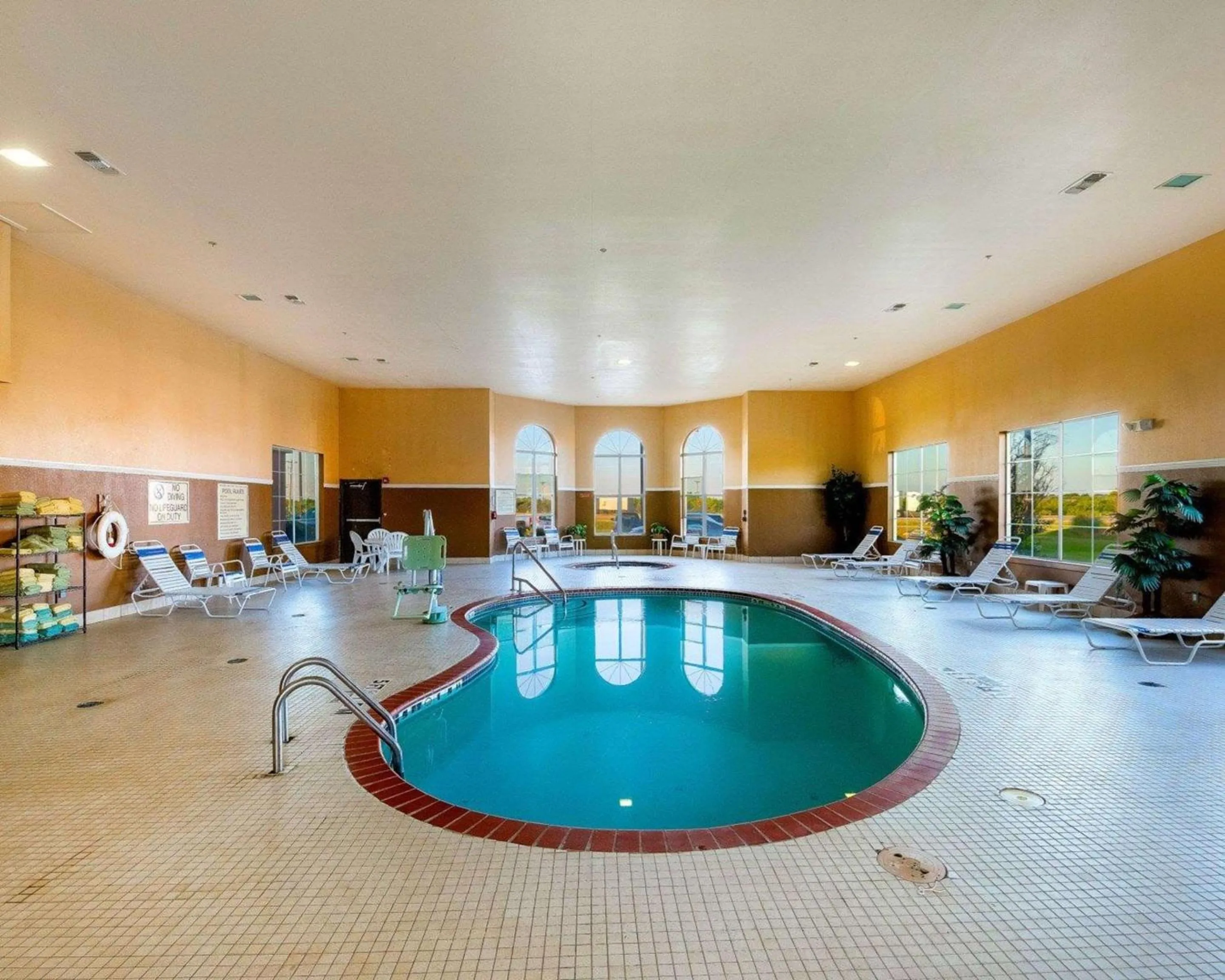 Swimming pool in Comfort Suites University