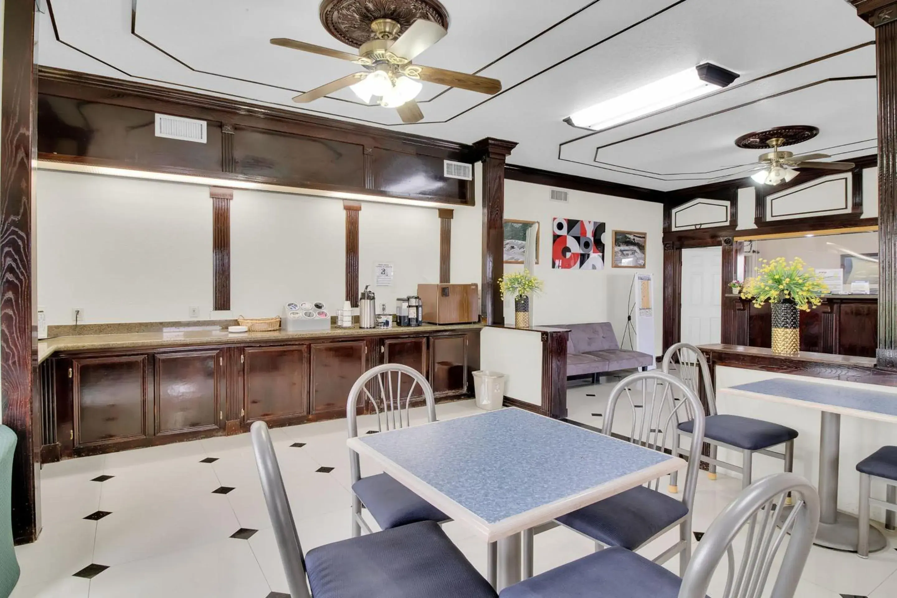 Lobby or reception in Three Rivers Executive Inn & Suites By OYO Lobby or reception in Three Rivers Executive Inn & Suites By OYO