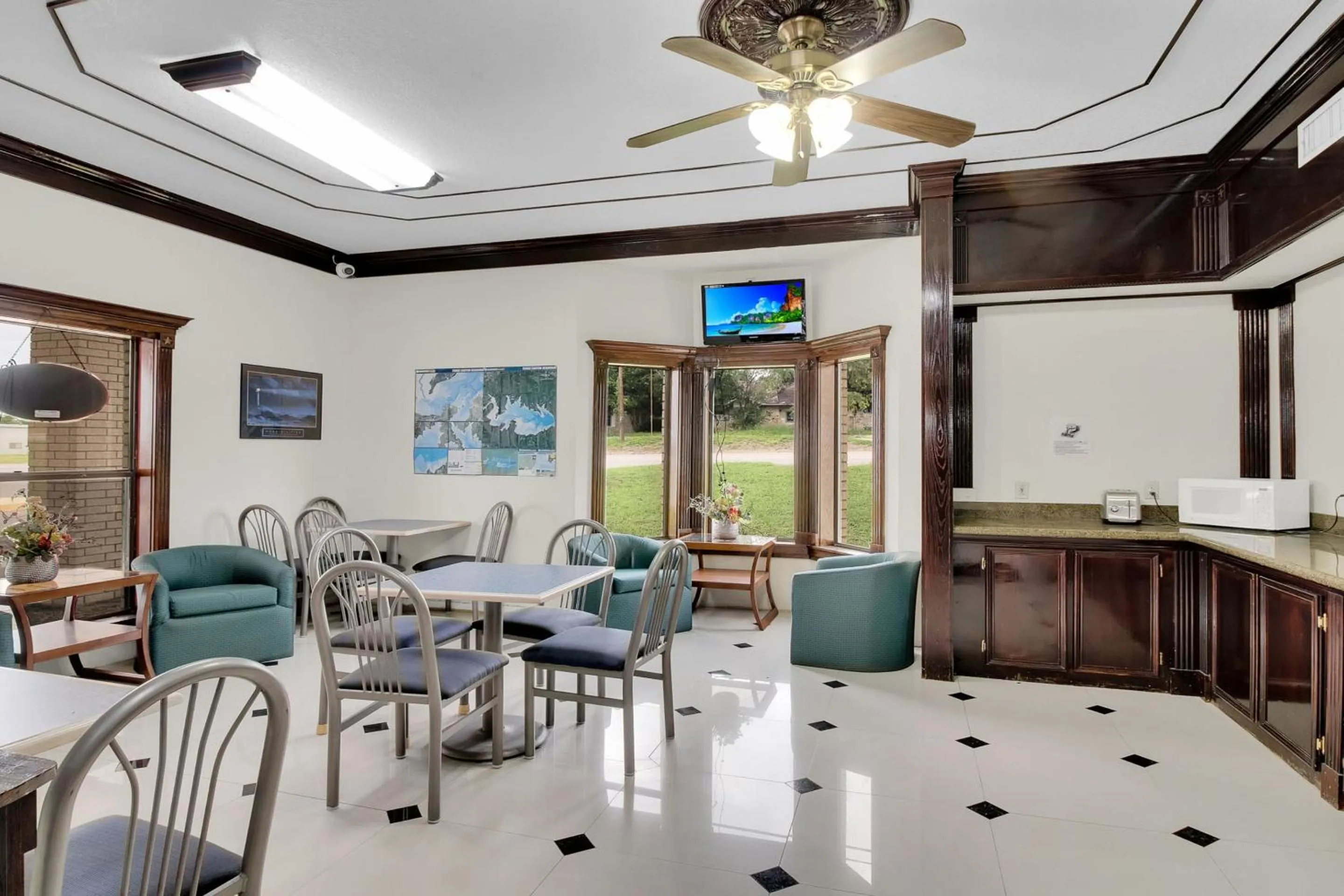 Lobby or reception in Three Rivers Executive Inn & Suites By OYO