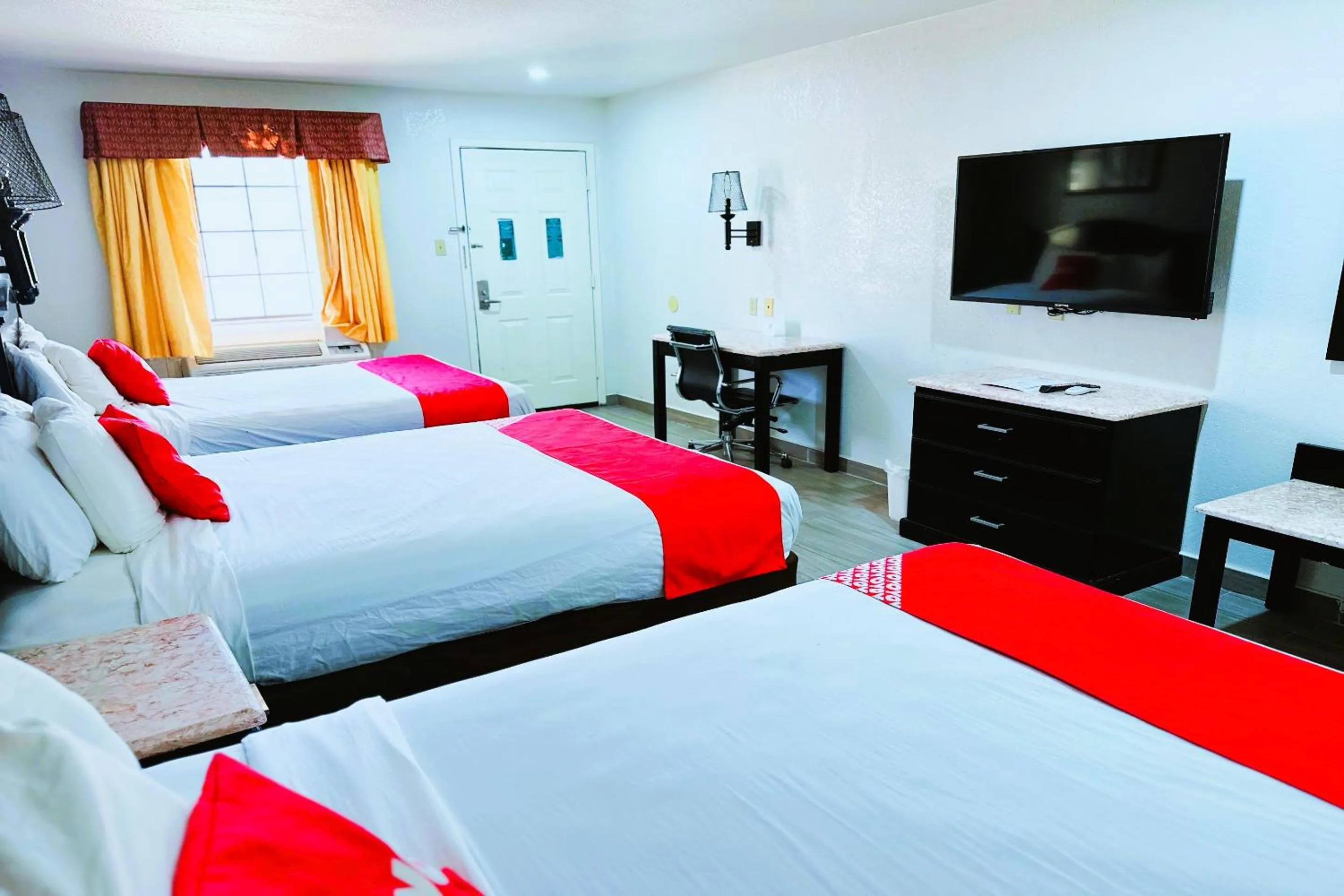 Bedroom, Bed in Three Rivers Executive Inn & Suites By OYO