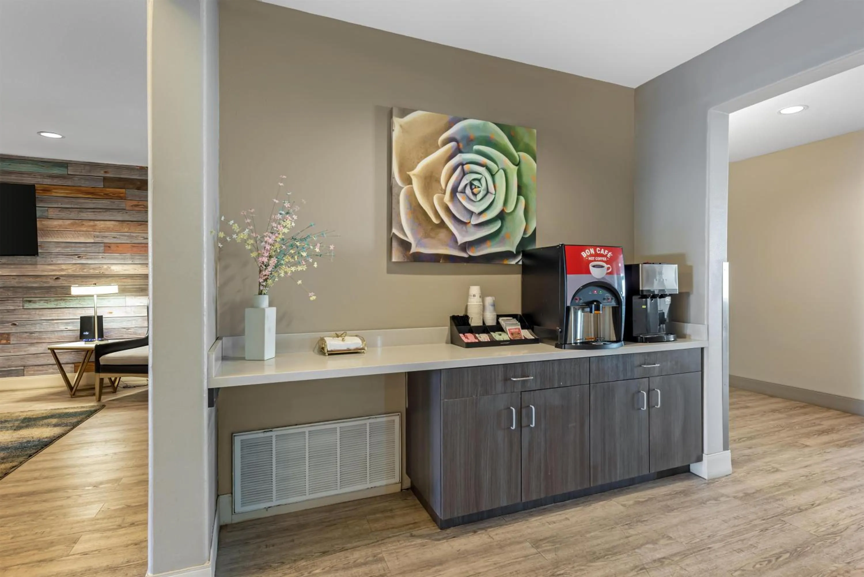 Property building in Best Western Plus Killeen - Fort Cavazos Hotel & Suites