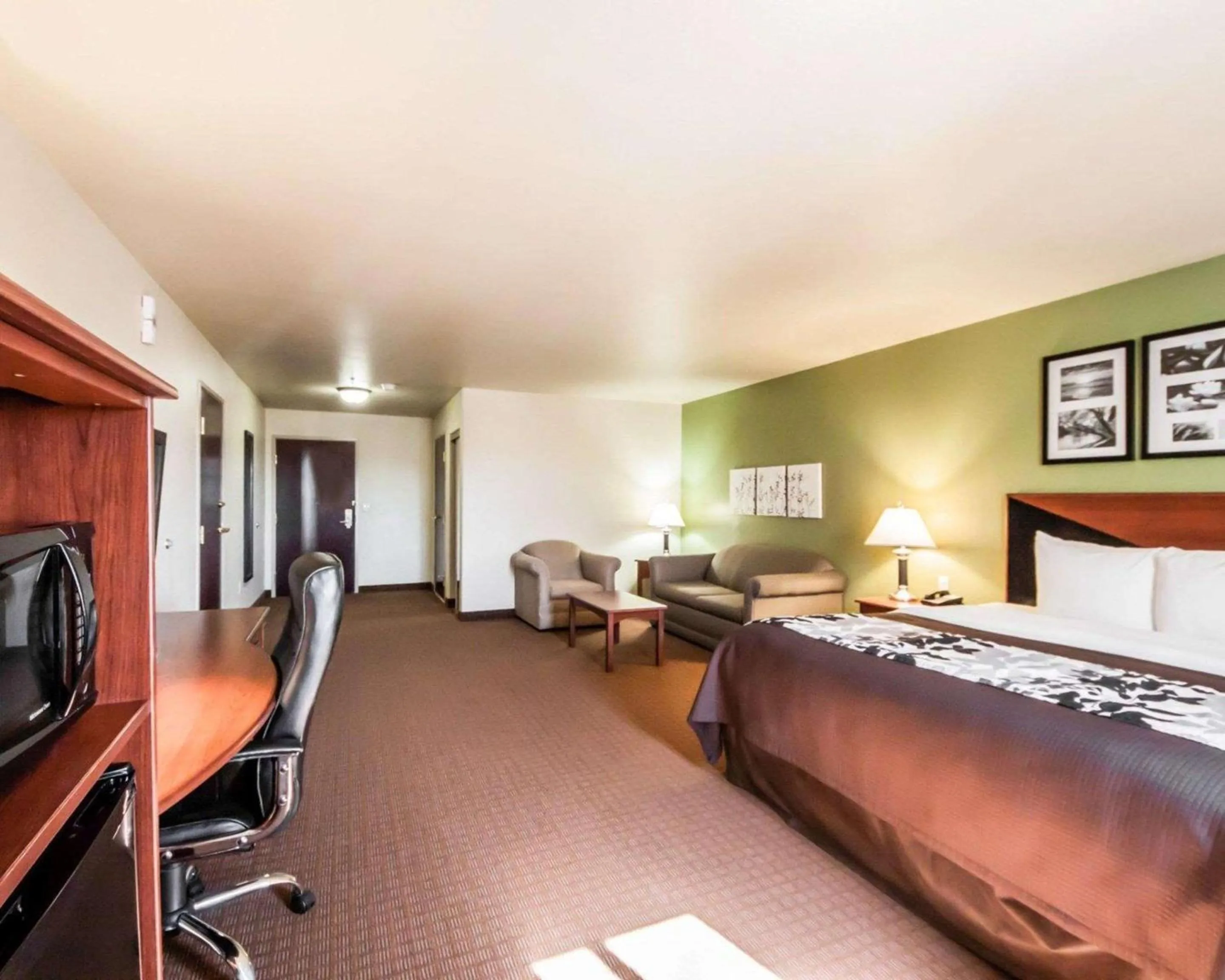 Photo of the whole room, Bed in Sleep Inn & Suites Shamrock
