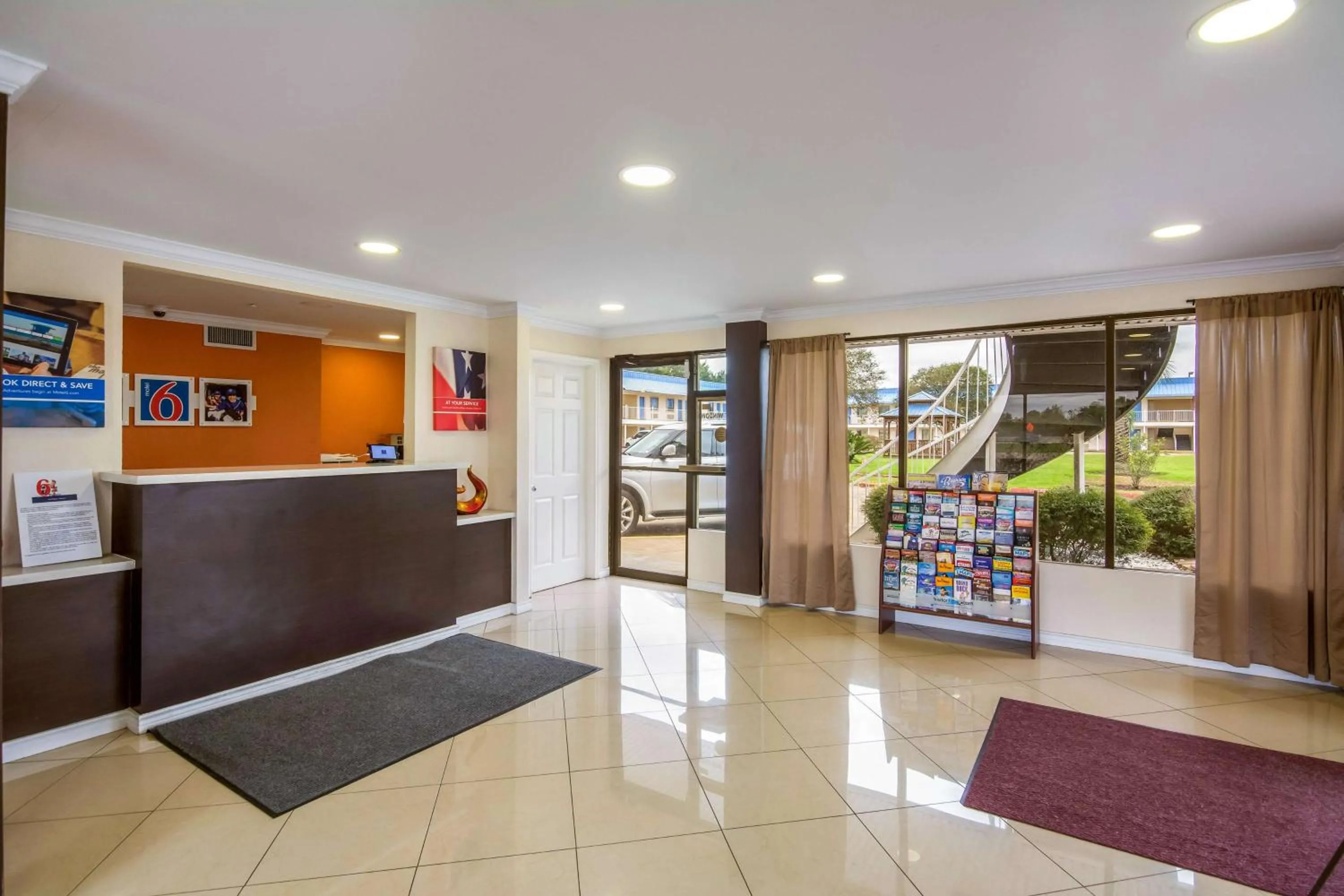 Lobby or reception in Motel 6-Winnie, TX