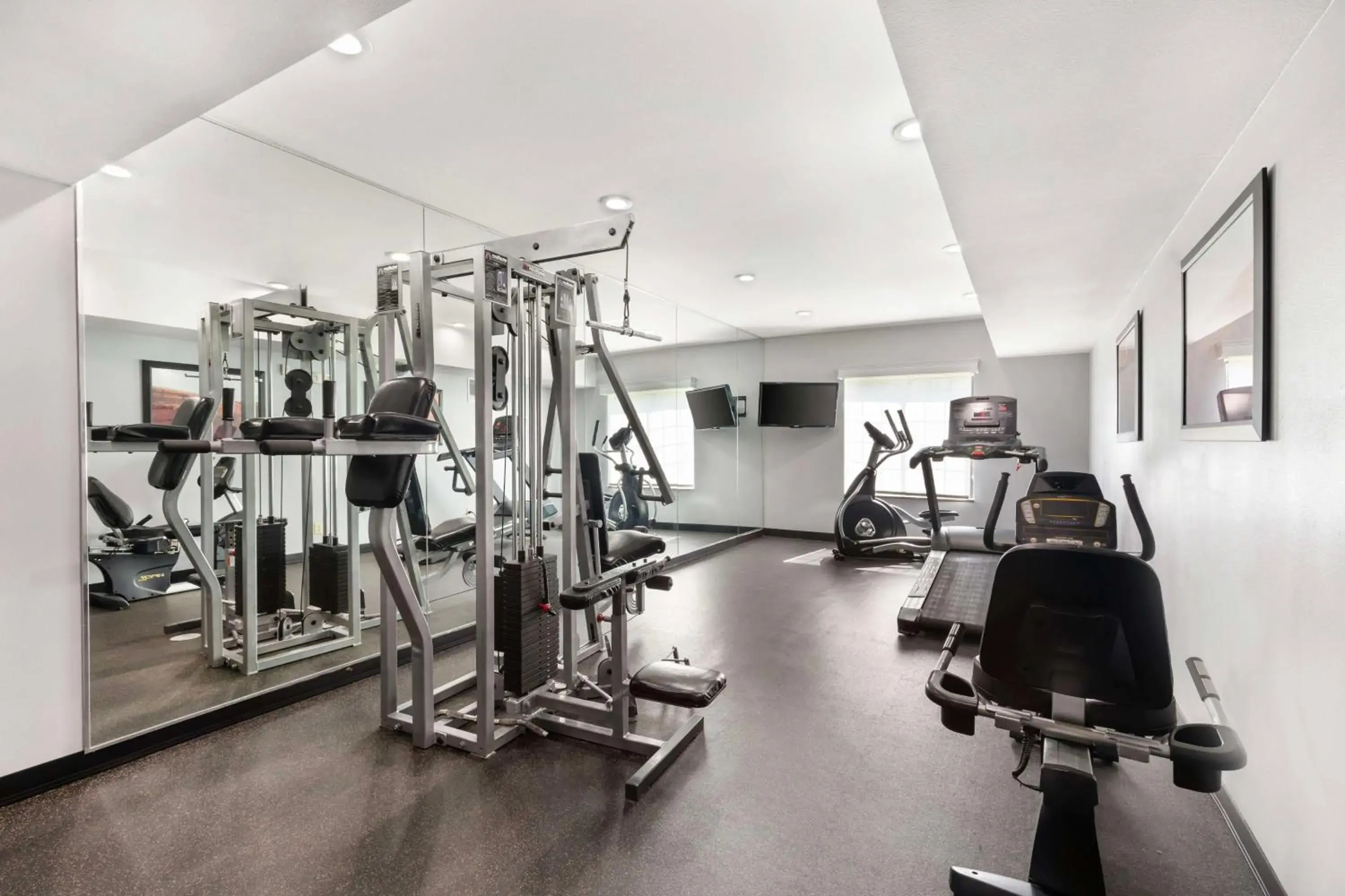Fitness centre/facilities in Best Western Carthage Inn & Suites Fitness centre/facilities in Best Western Carthage Inn & Suites