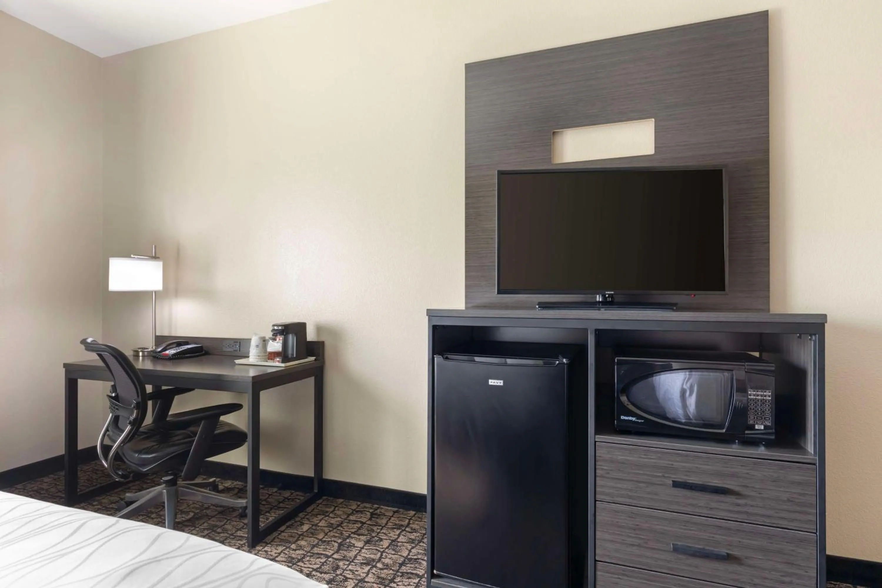 Bedroom in Best Western Carthage Inn & Suites