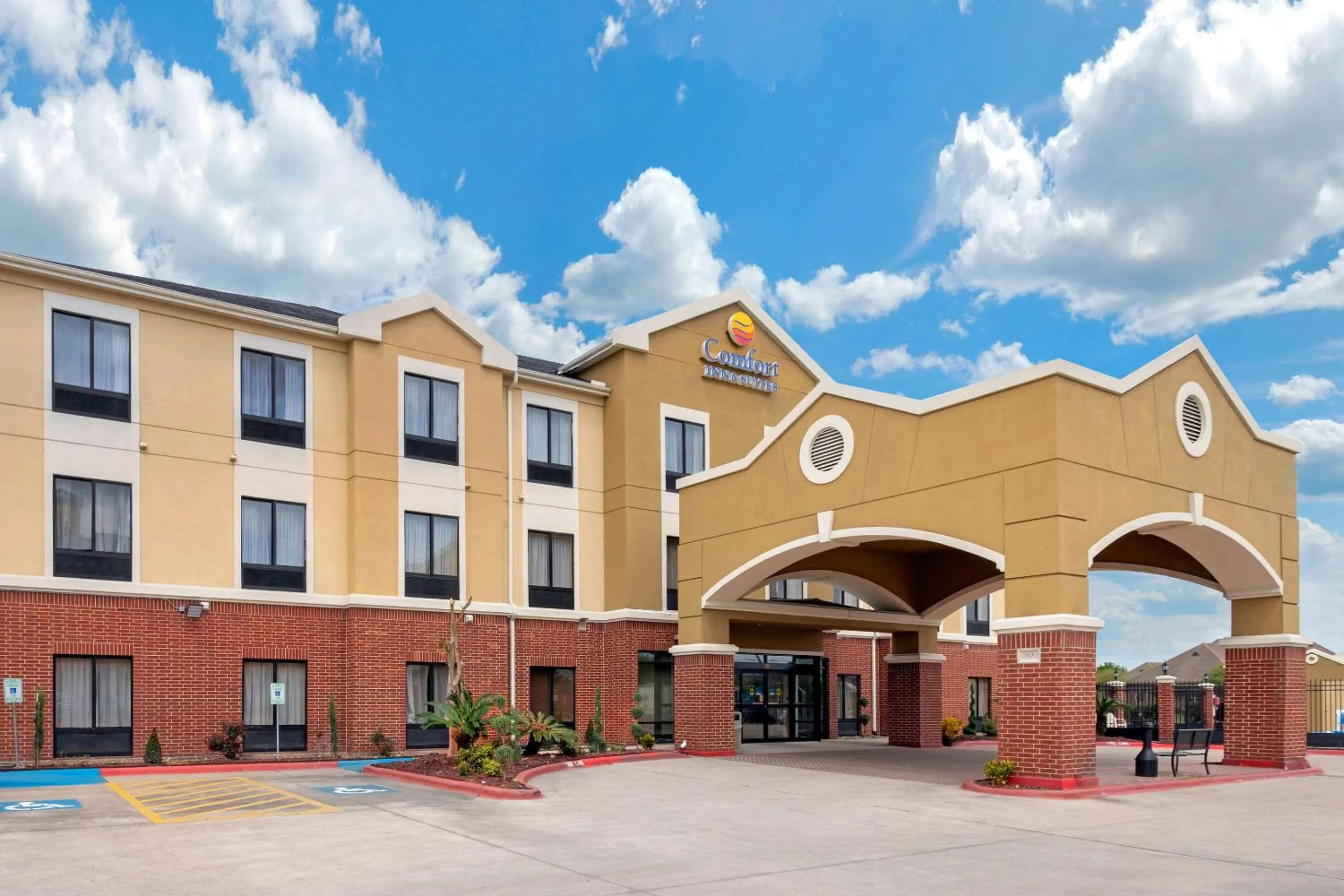 Property building in Comfort Inn & Suites Port Arthur-Port Neches