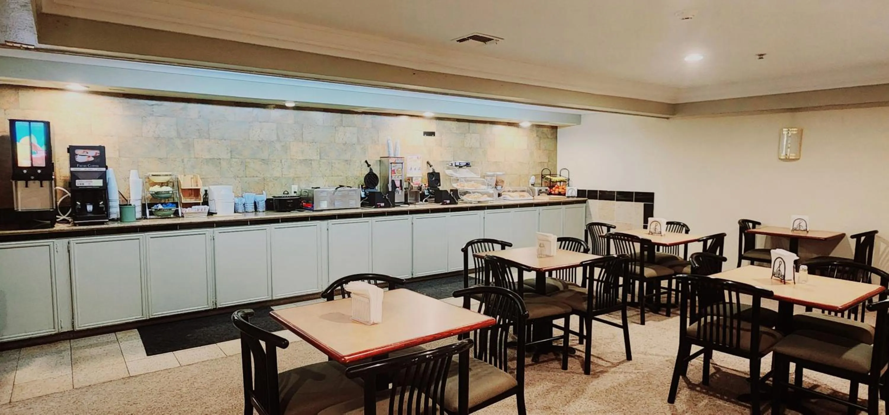 Restaurant/places to eat in Super 8 by Wyndham Temple I-35