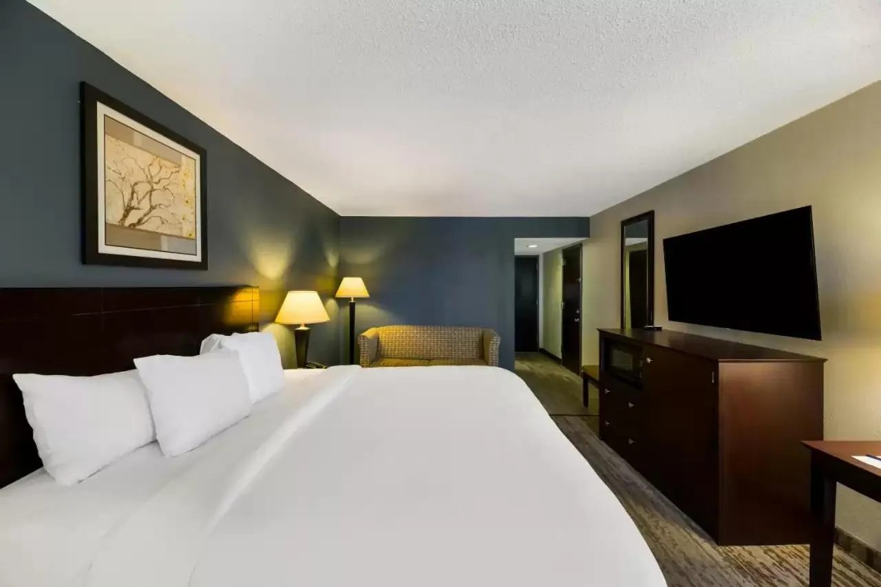 Bed in Clarion Hotel San Angelo near Convention Center