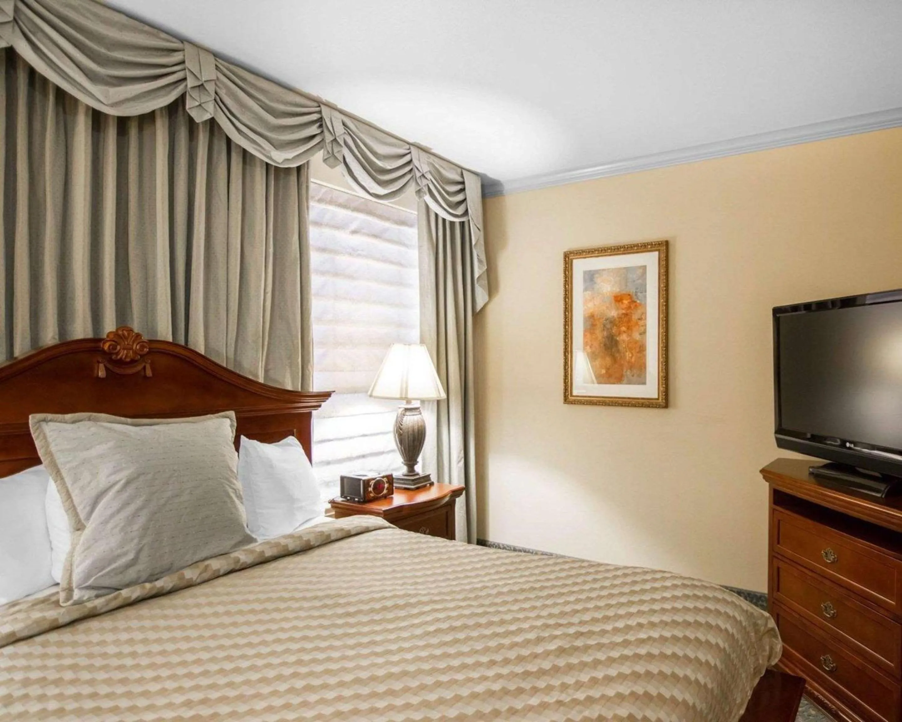 Bedroom, Bed in Liberty Hotel, an Ascend Collection Hotel