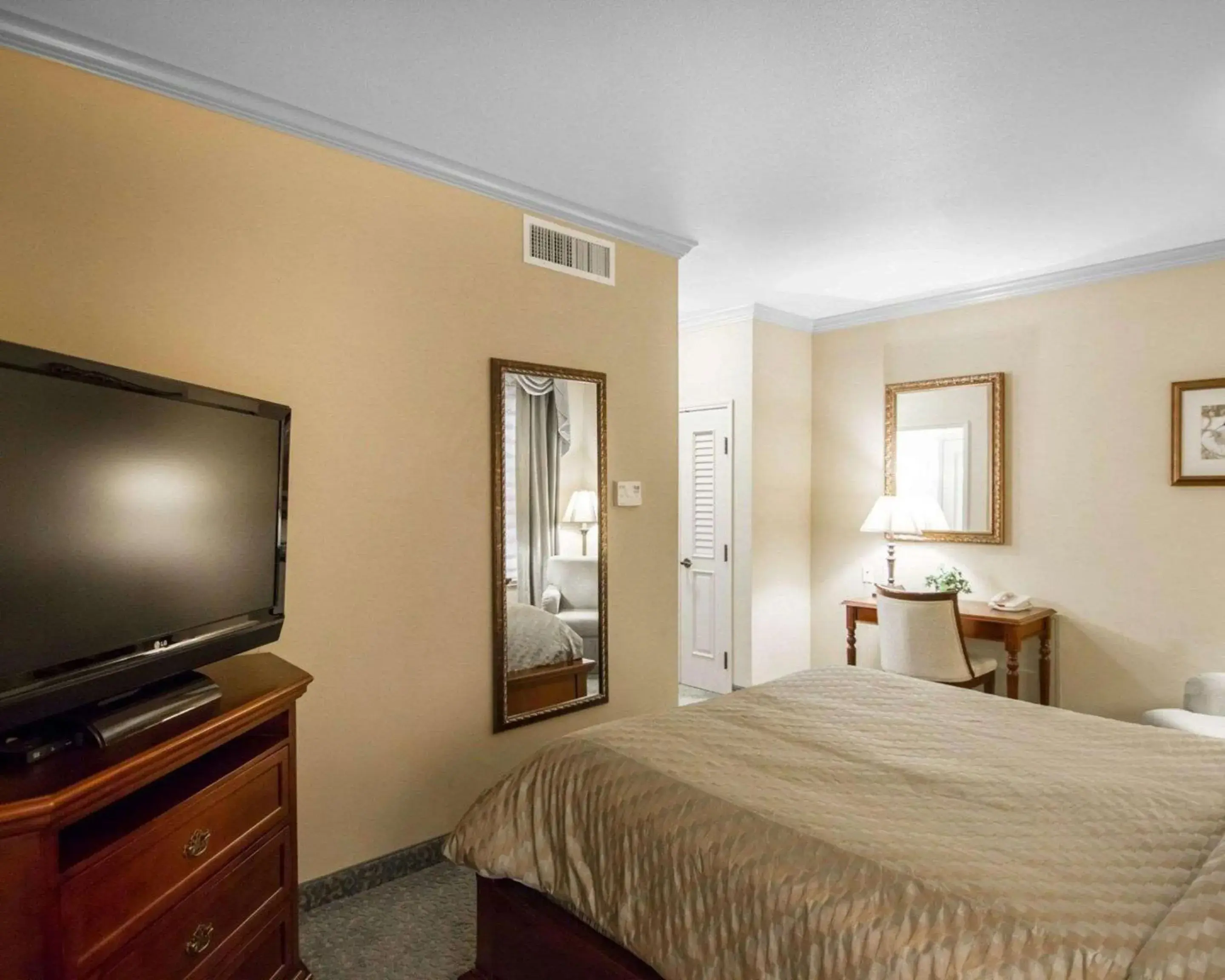 Bedroom, Bed in Liberty Hotel, an Ascend Collection Hotel Bedroom, Bed in Liberty Hotel, an Ascend Collection Hotel