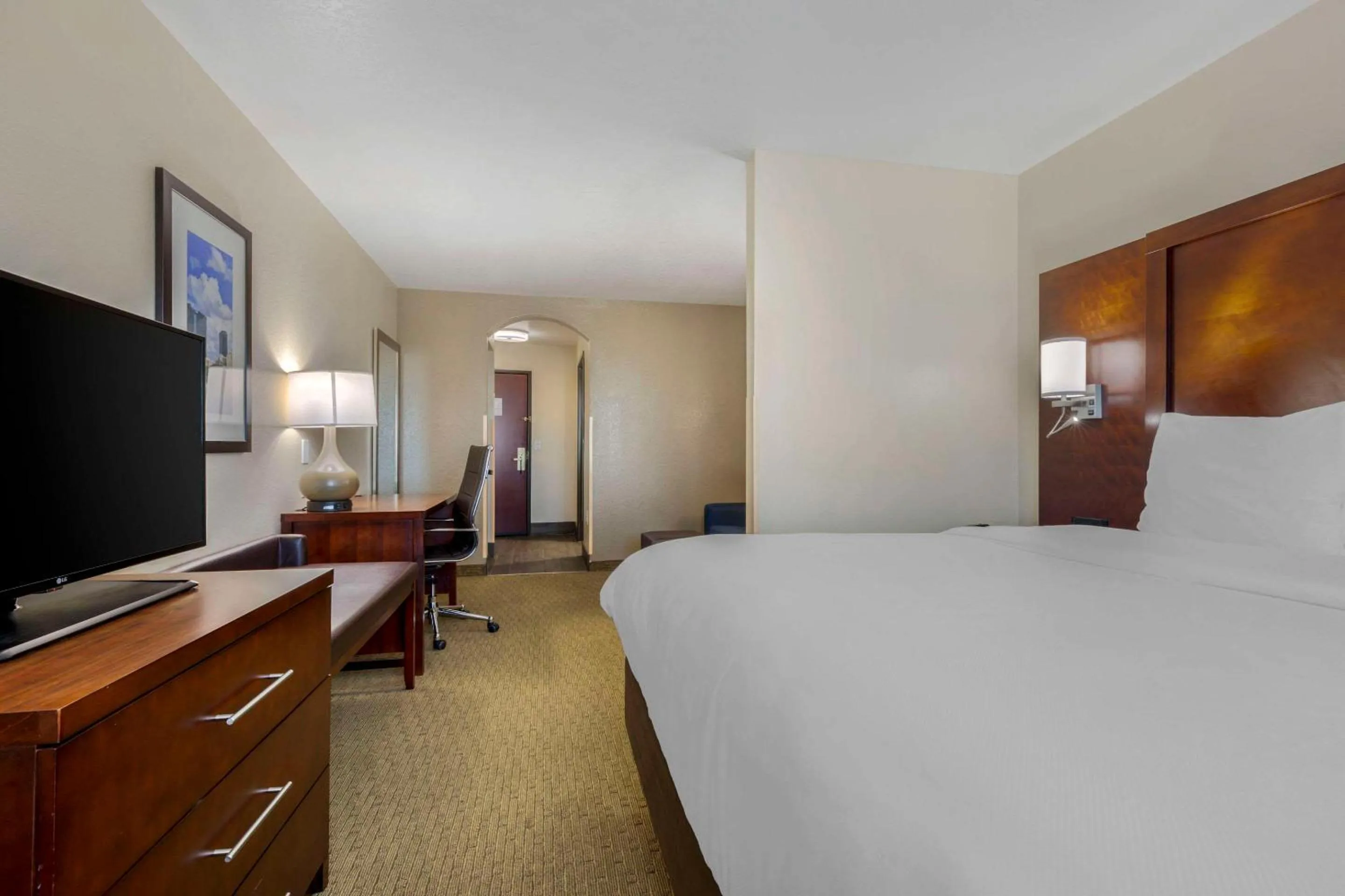 Bedroom, Bed in Comfort Suites