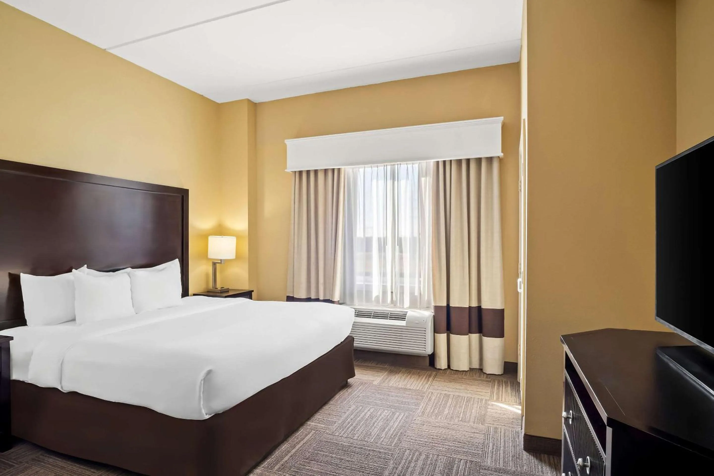 Bedroom, Bed in Comfort Suites Frisco