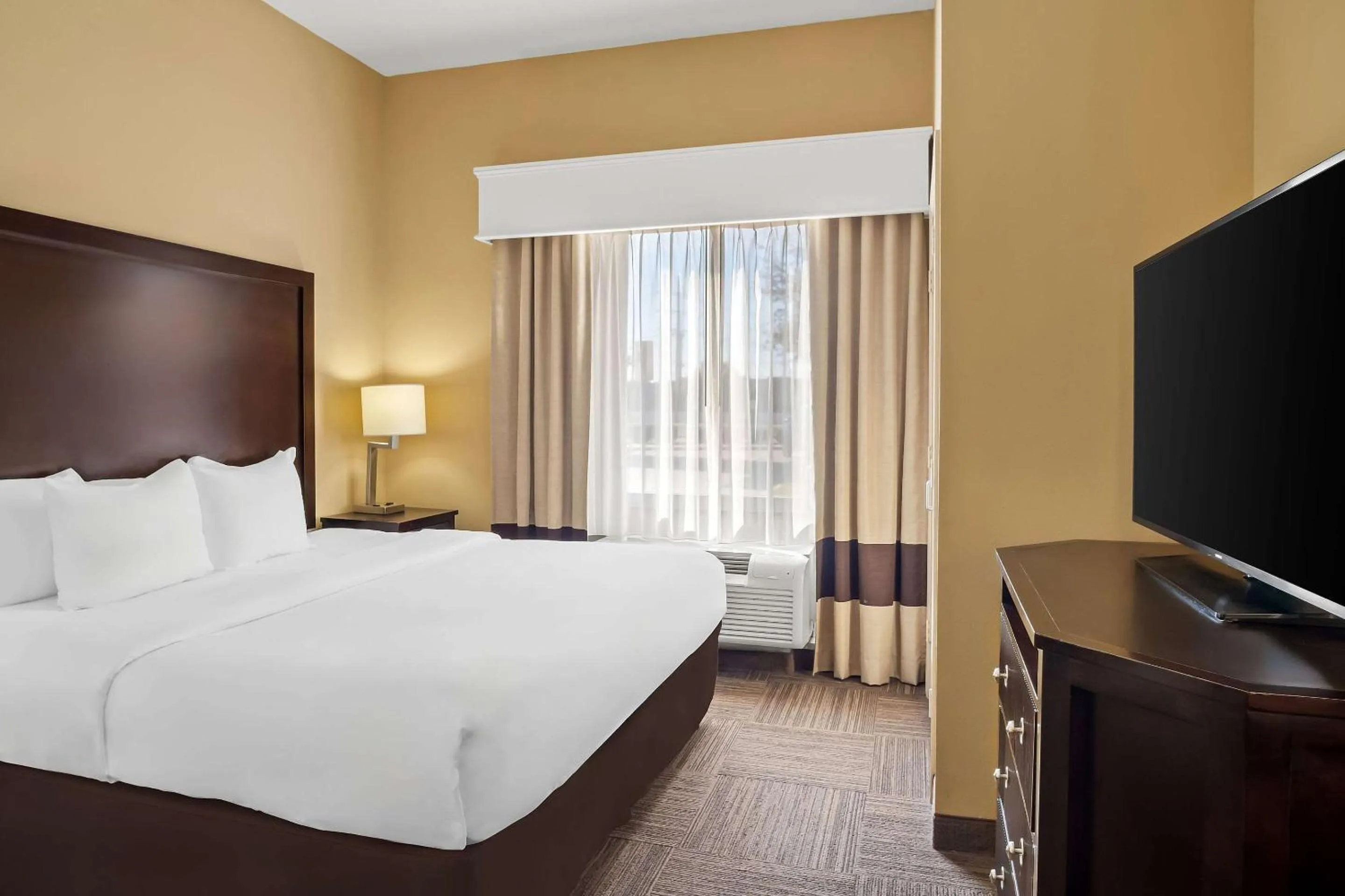 Bedroom, Bed in Comfort Suites Frisco