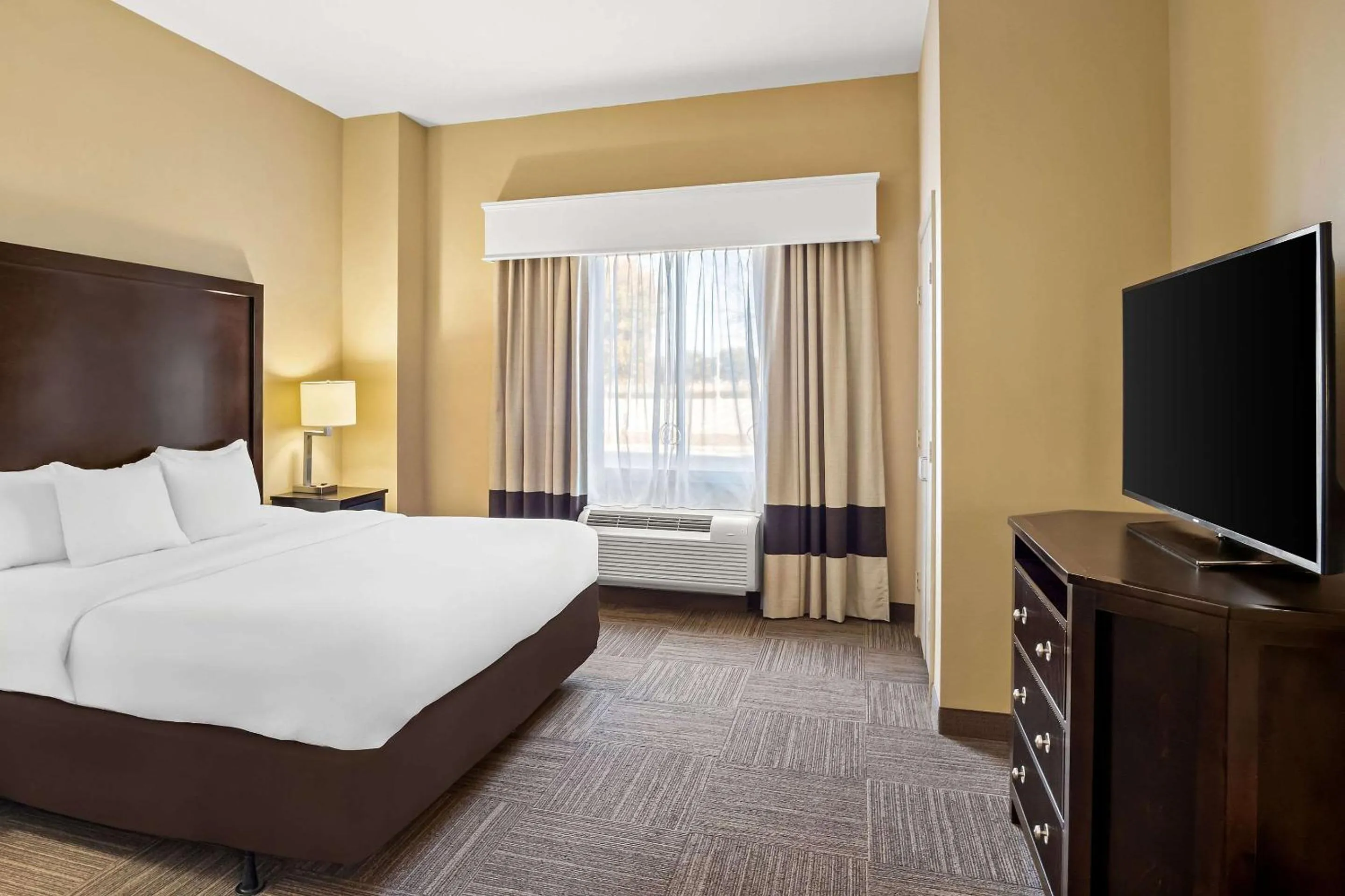 Bedroom, Bed in Comfort Suites Frisco