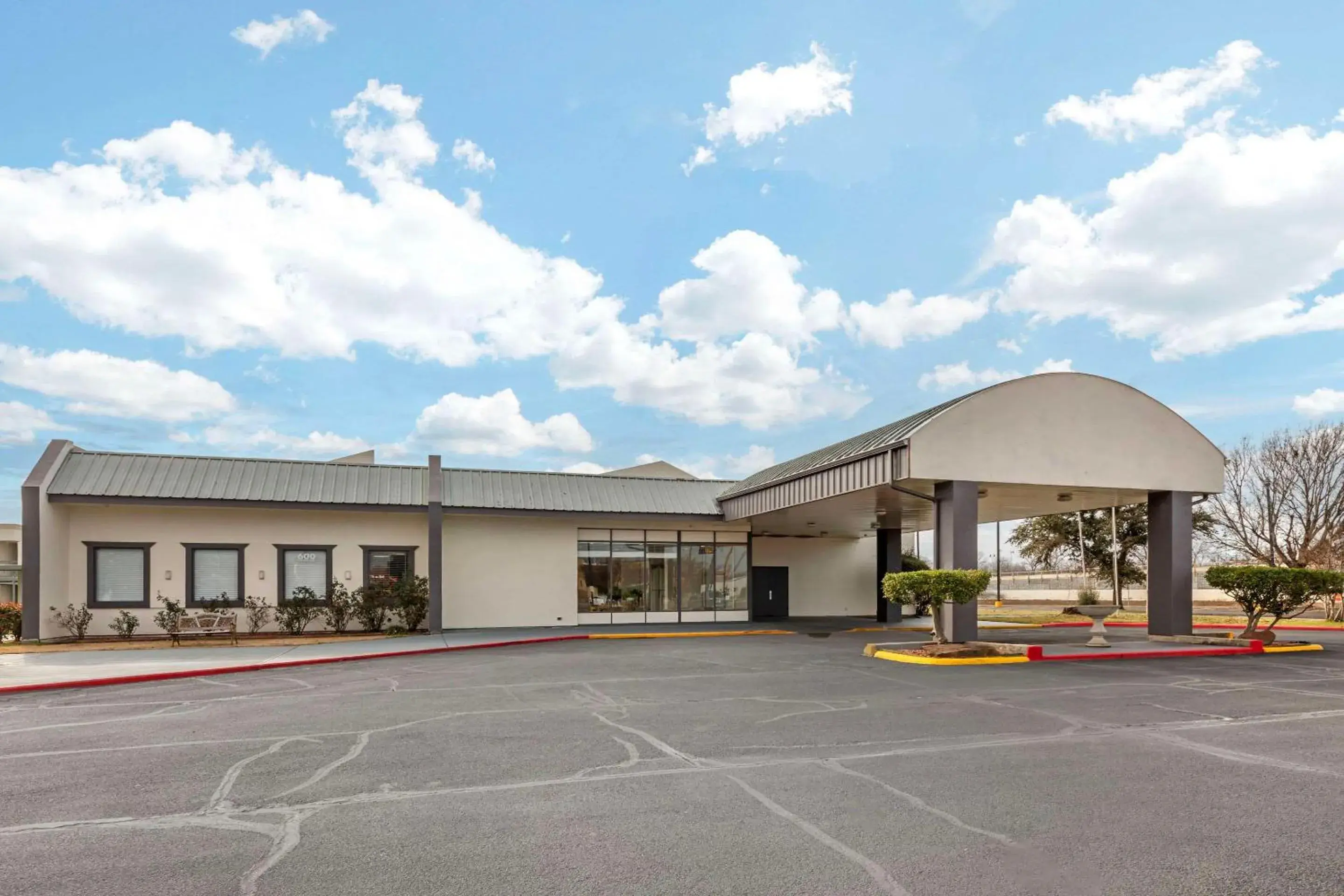 Property building in Quality Inn Gainesville Property building in Quality Inn Gainesville