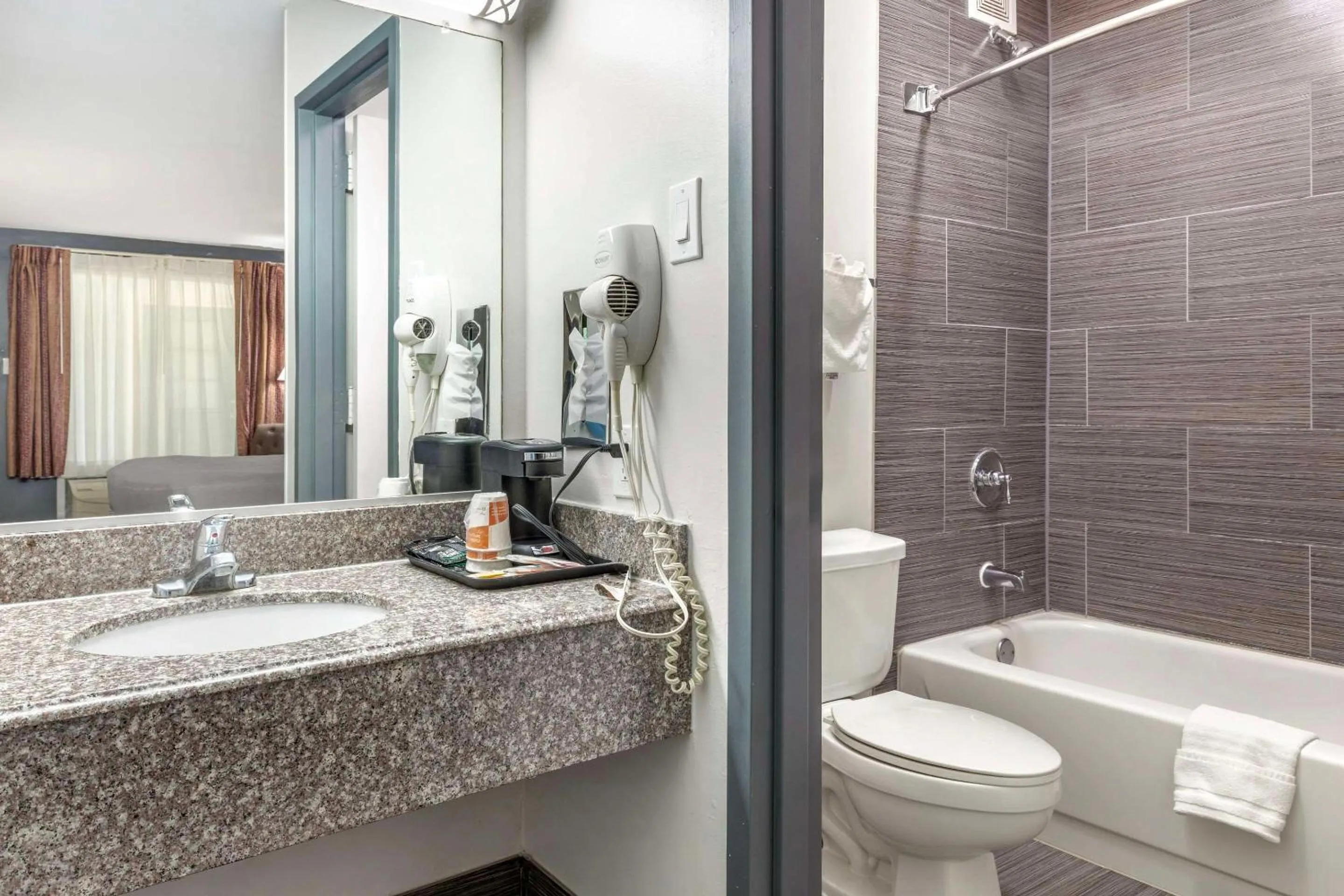 Bedroom in Quality Inn Gainesville