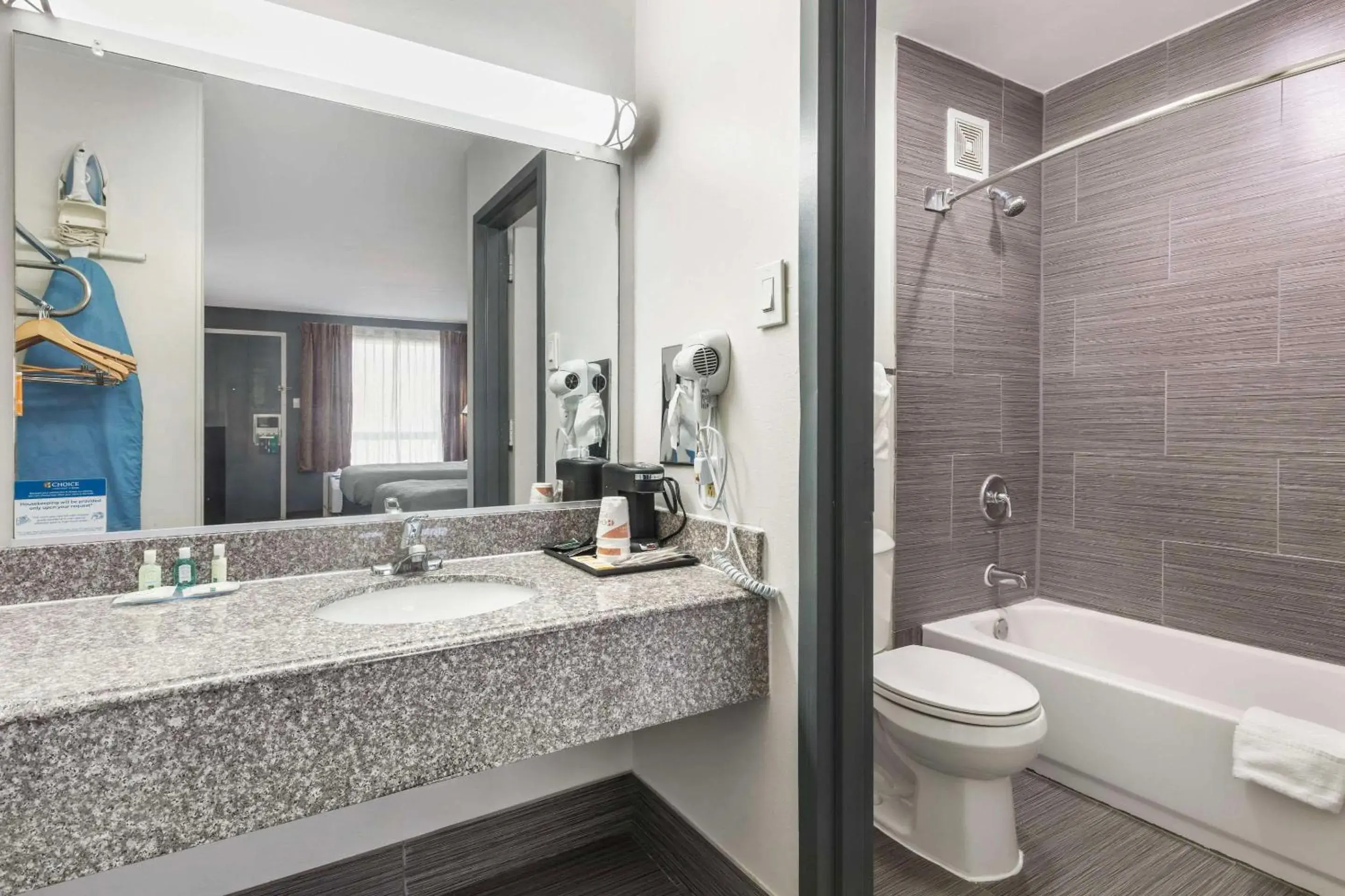 Bedroom in Quality Inn Gainesville Bedroom in Quality Inn Gainesville