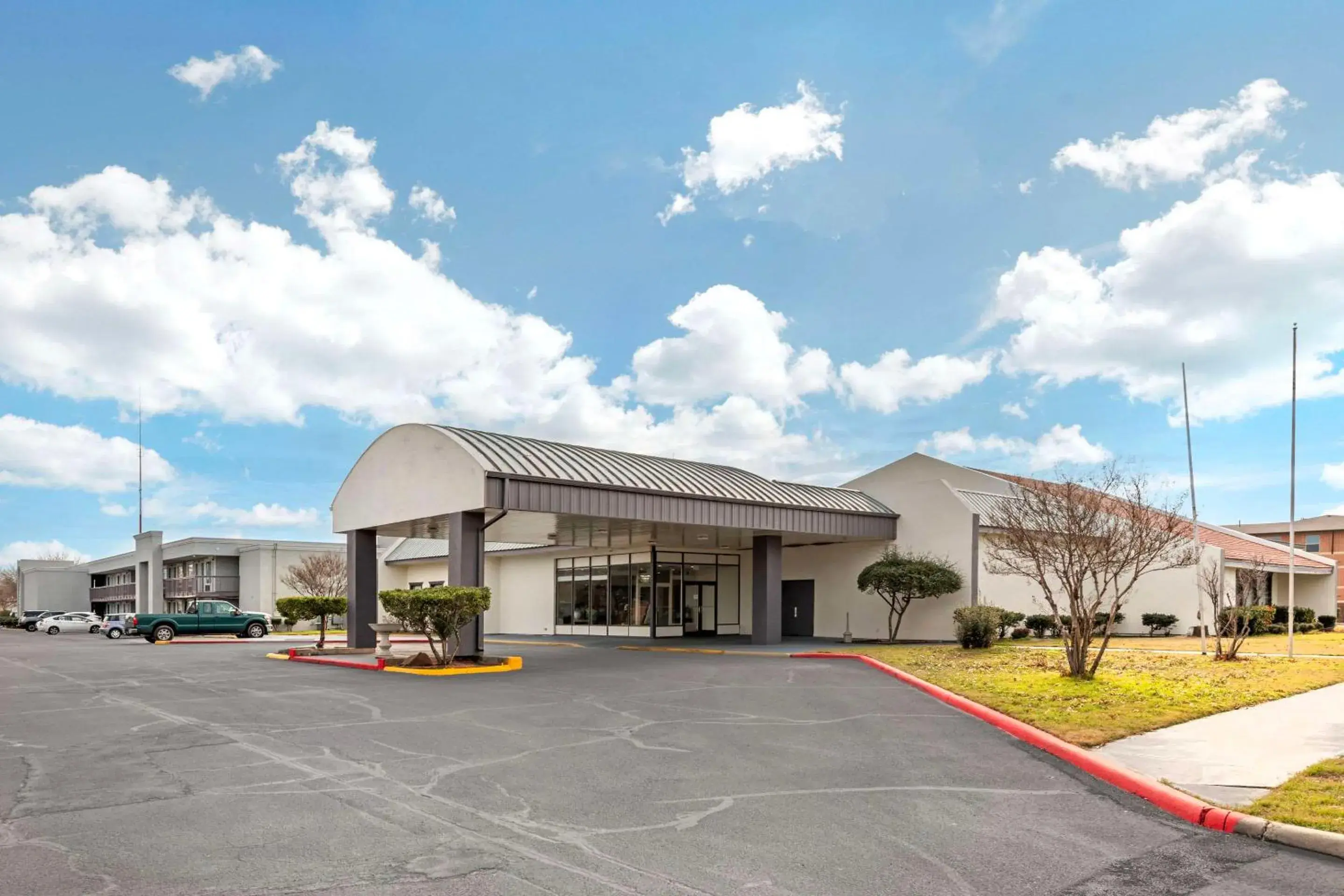 Property building in Quality Inn Gainesville Property building in Quality Inn Gainesville