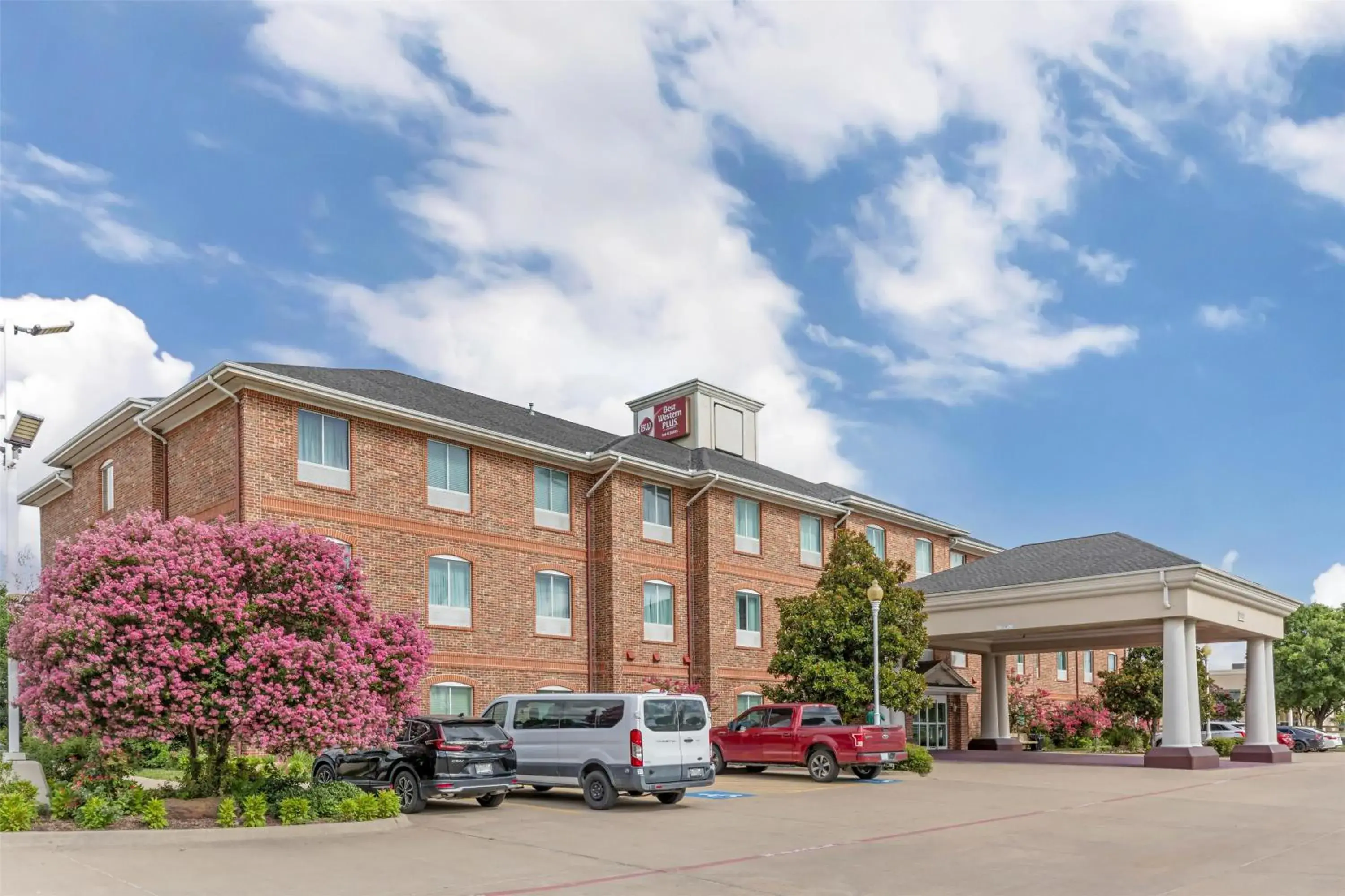 Property building in Best Western Plus Waxahachie Inn & Suites Property building in Best Western Plus Waxahachie Inn & Suites